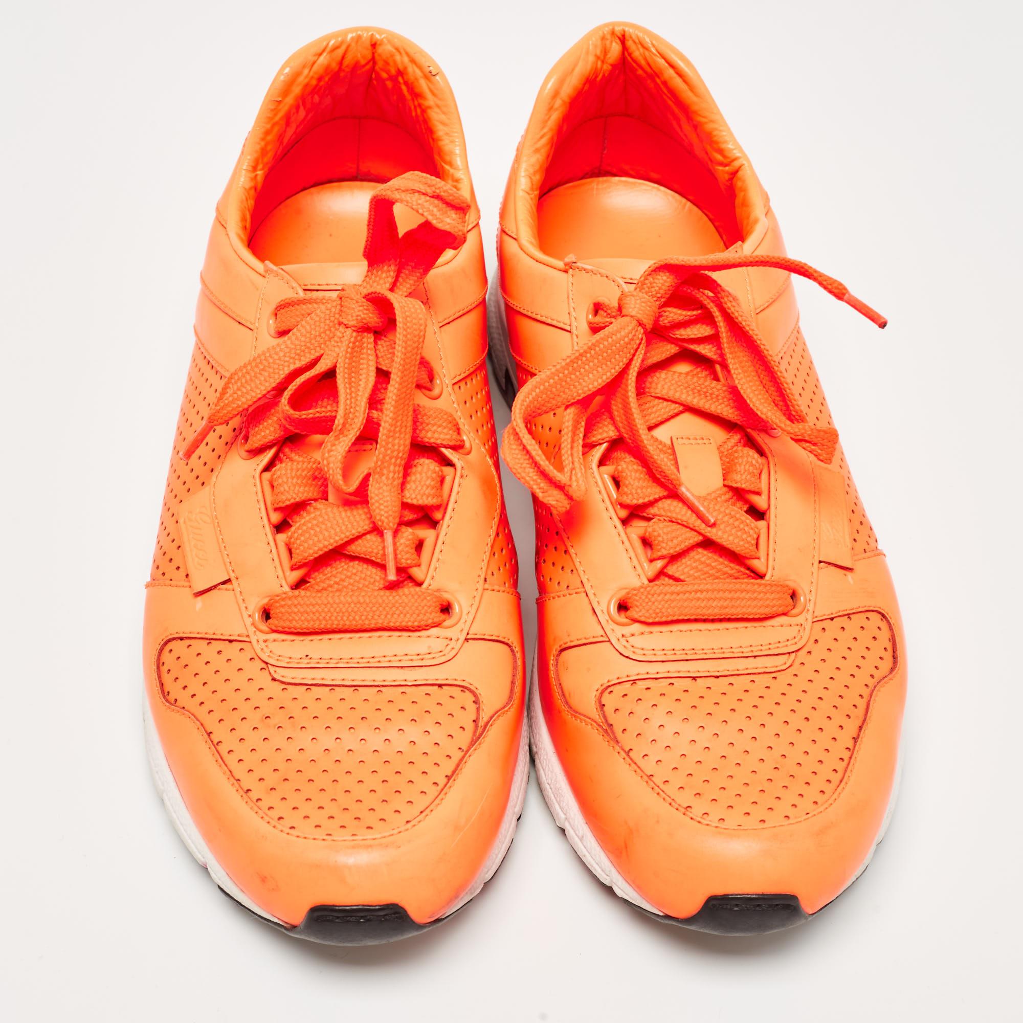 Gucci Neon Orange Perforated Leather Low Top Sneakers Size 40.5 In Fair Condition For Sale In Dubai, Al Qouz 2