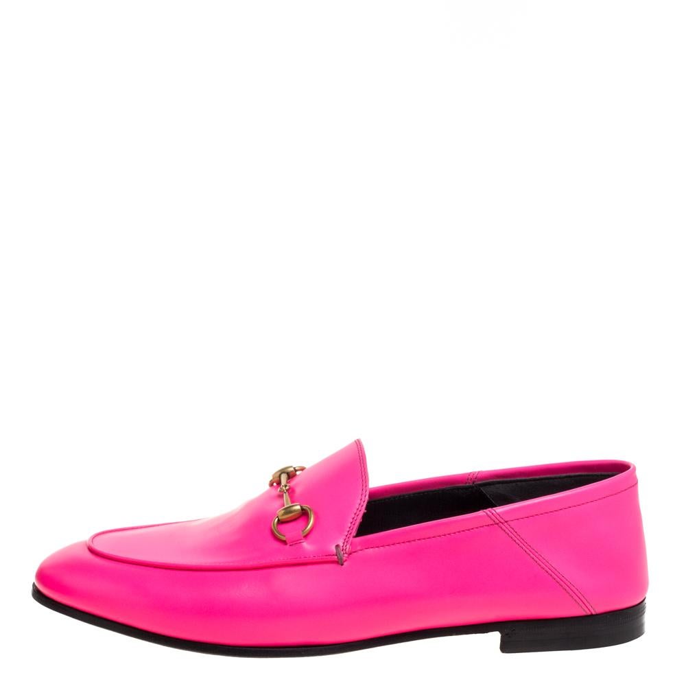 Elegantly constructed in Italy, these neon pink loafers by Gucci are unique and stylish. Crafted from leather, they feature the signature Horsebit detail on the uppers. With comfortable insoles, these loafers are complete. Interrupt a monochromatic