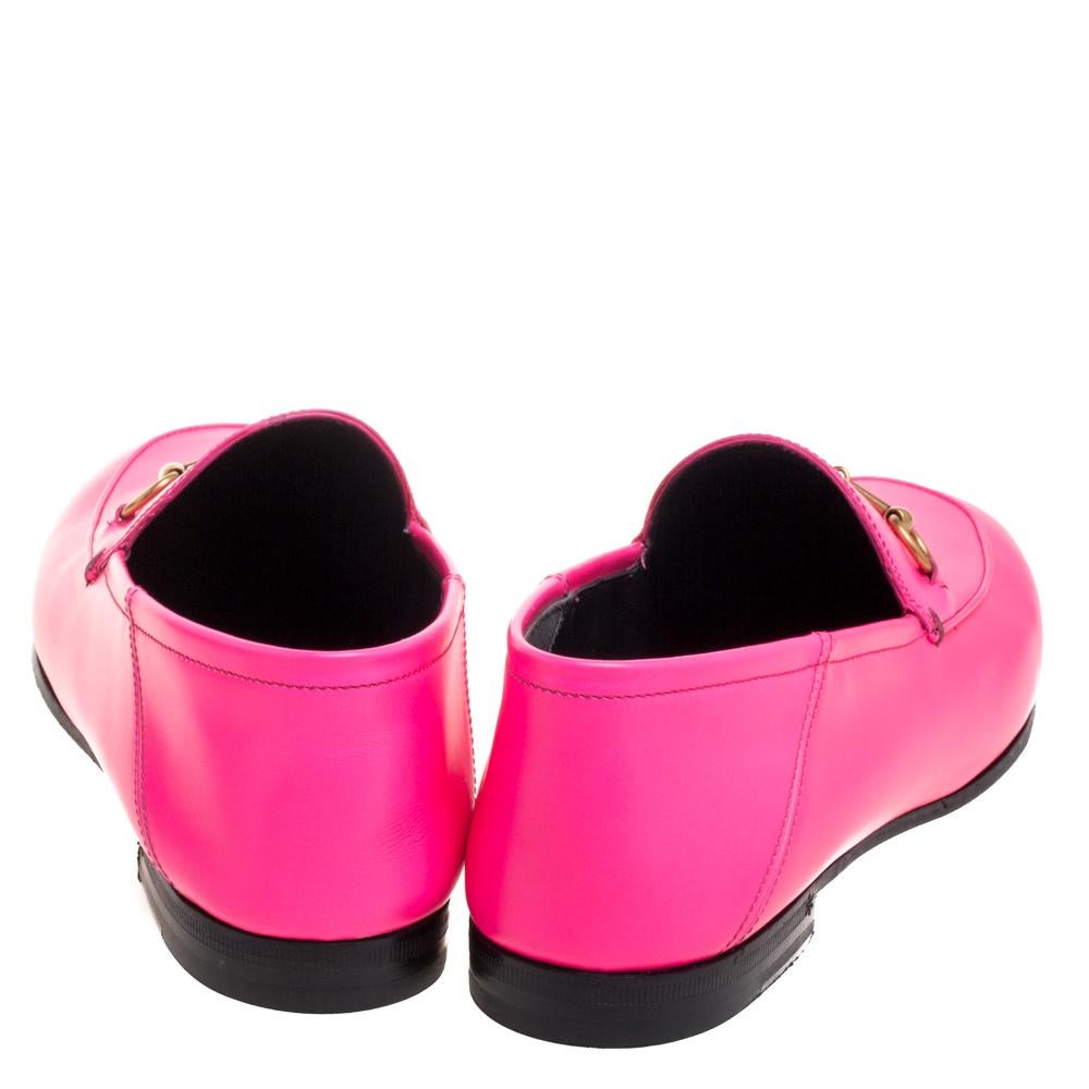 Gucci Neon Pink Leather Horsebit Loafers Size 40 In Good Condition In Dubai, Al Qouz 2