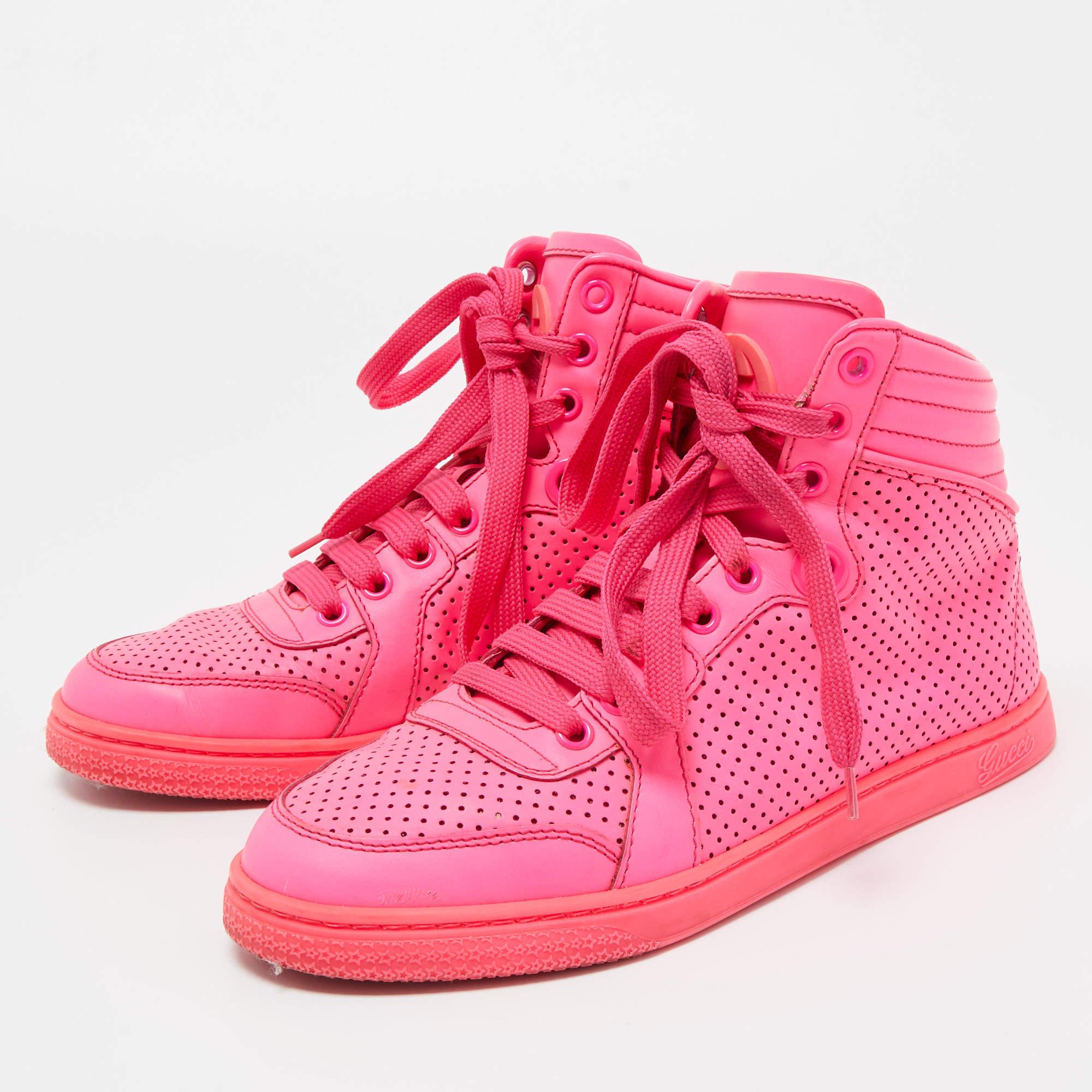 Give your outfit a luxe update with this pair of Gucci neon pink sneakers. The shoes are sewn perfectly to help you make a statement in them for a long time.

