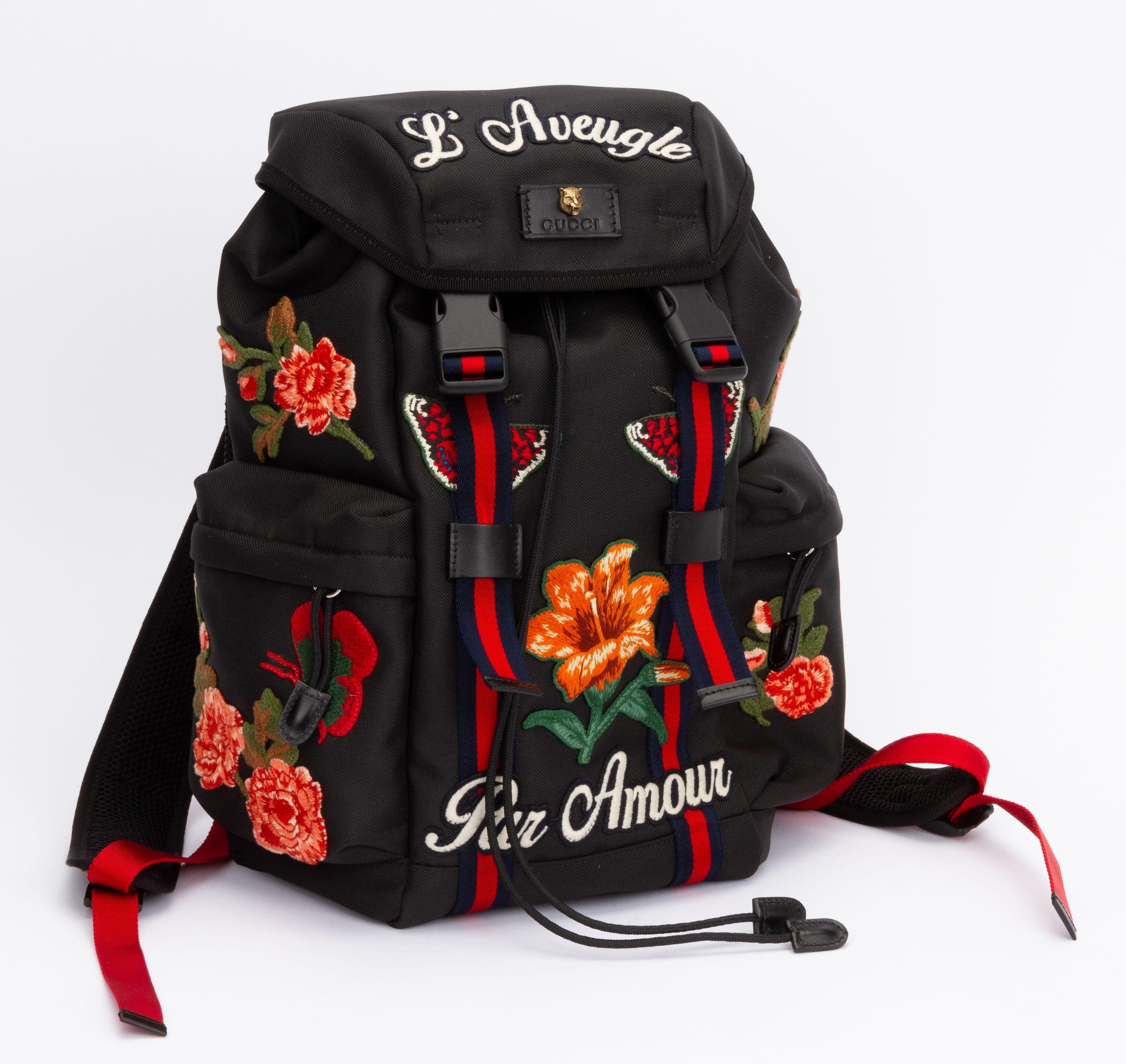 Nouveau sac à dos noir Gucci avec des patchs colorés. Comprend l'étiquette et la housse de protection originale.
