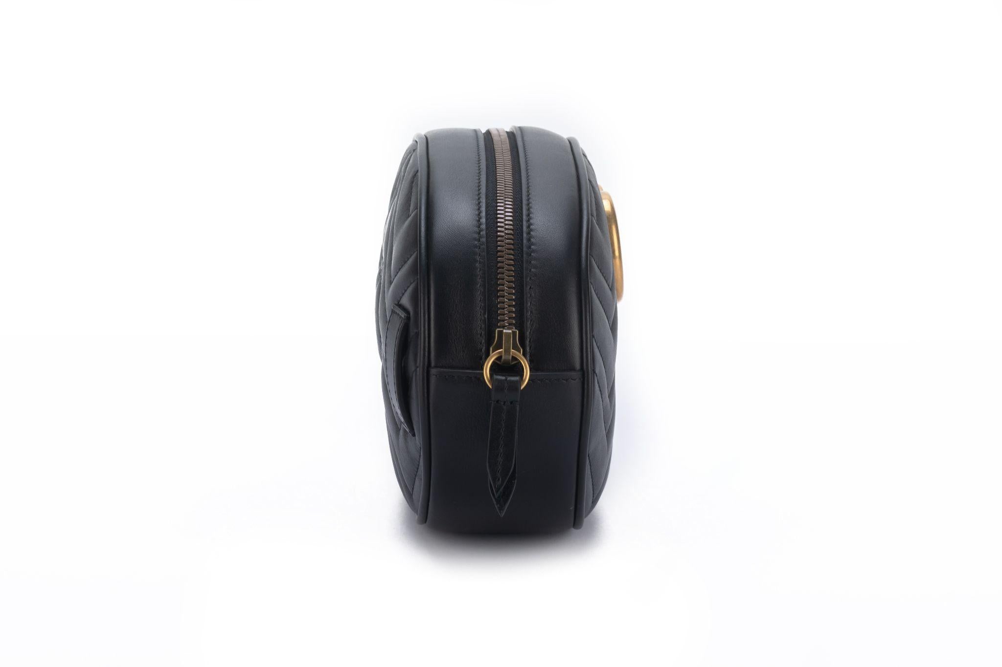 Noir Gucci - Sac banane Marmont, doré et noir, état neuf en vente