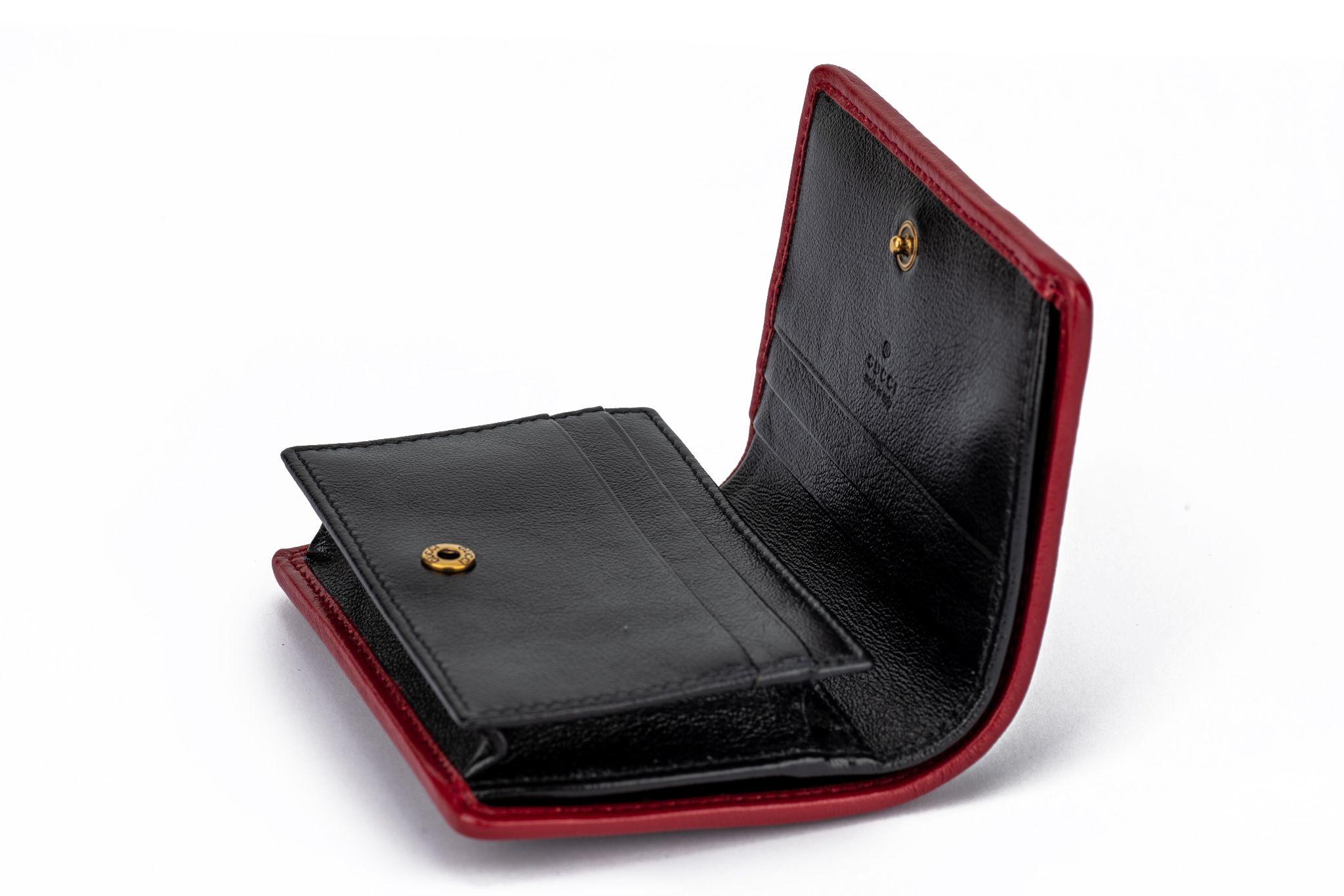 Portafoglio marmont nero e rosso nuovo di zecca di Gucci. Logo GG in tonalità oro.
Viene fornito con i libretti, la copertina originale e la scatola.