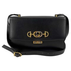 GUCCI - Sac à bandoulière Zumi en cuir de veau noir/argenté, à rabat et pli, état neuf