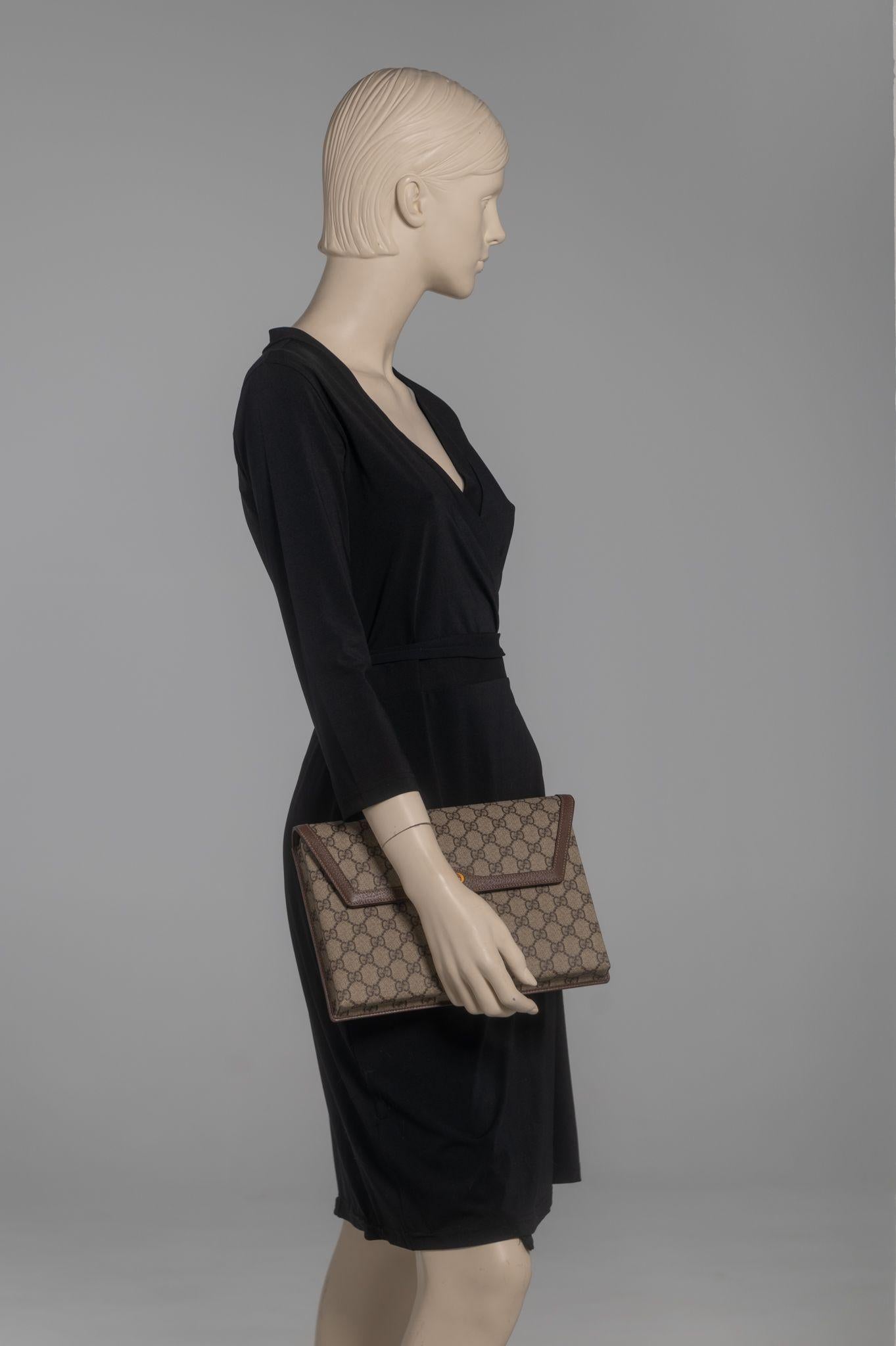 Gucci New Brown Logo GG Clutch W/Box For Sale 6