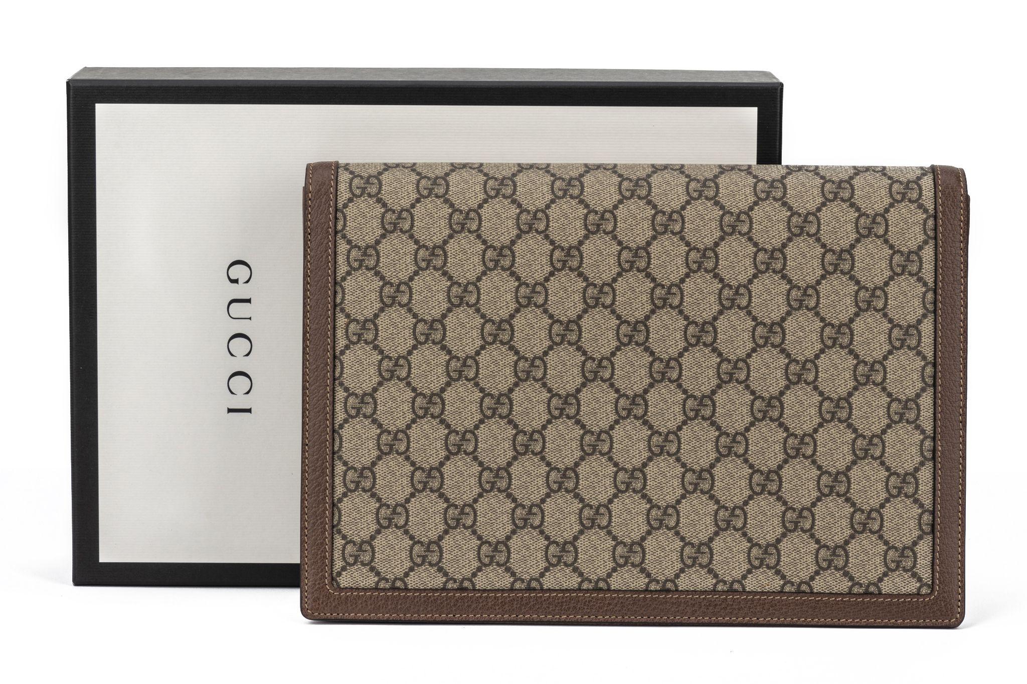 Gucci new brown logo toile clutch with brown leather trimming. Signature striped detail.
Comes with booklets, original dustcover and box.