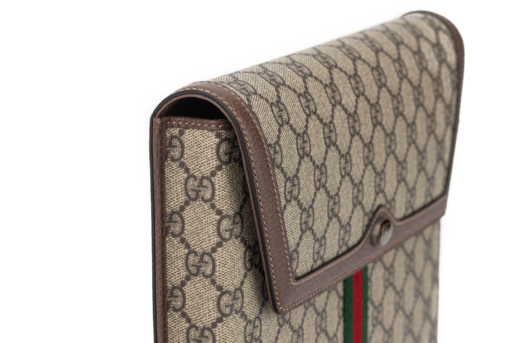Gucci New Brown Logo GG Clutch W/Box In New Condition For Sale In West Hollywood, CA