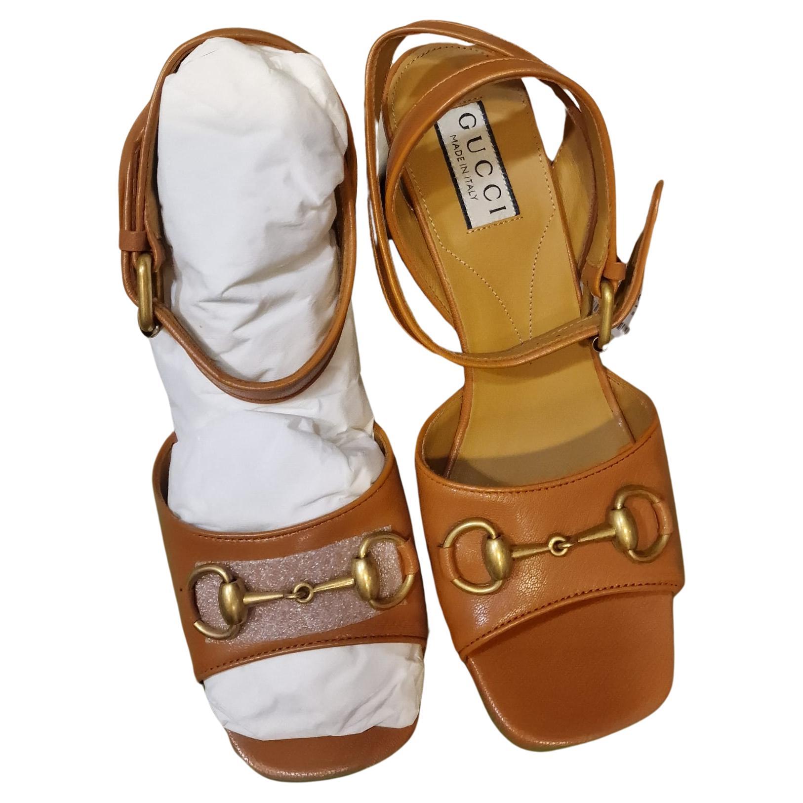 Amazing Gucci sandals in camel colour, new and brand new !!!
A great opportunity!!!! in his box and in their bags
Signature details add logo presence to this pair of sandals. Inspired by the brand's origins, the iconic Horsebit enhances the design.