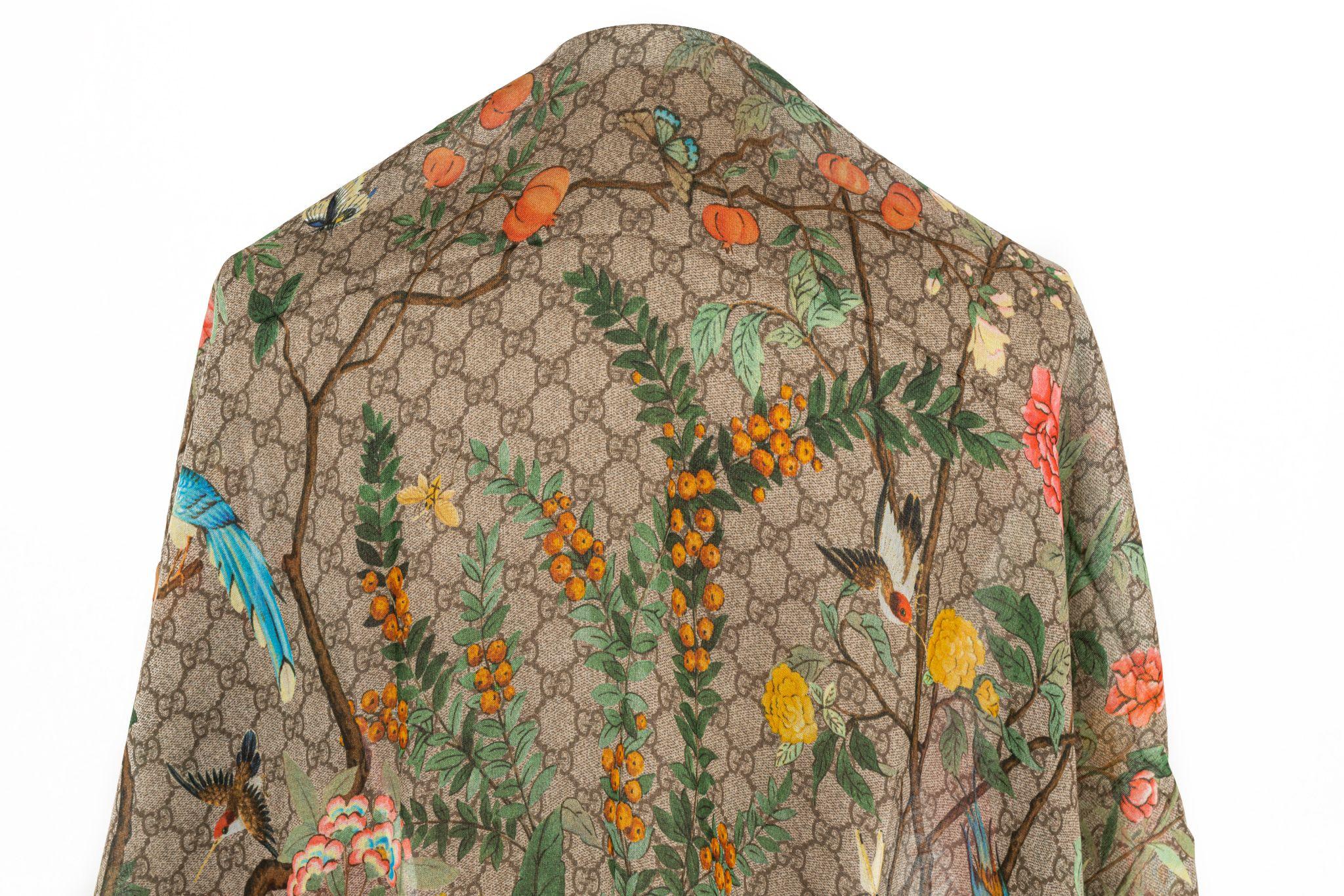 Gucci silk-blend shwal with a canvas print in light brown plus a pattern of flowers and different birds. The piece is in new  condition.