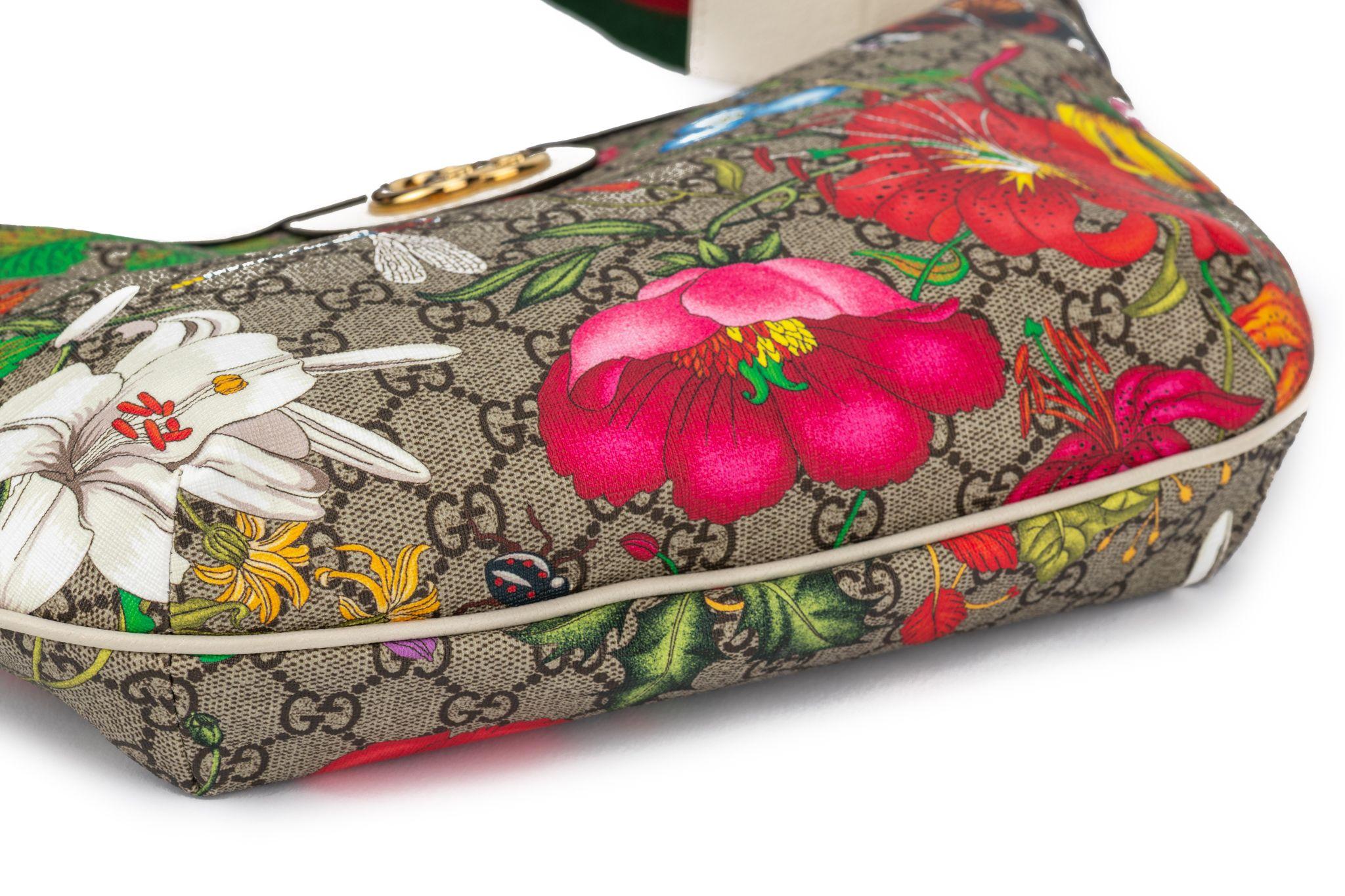 Brand new Gucci flora print cross body bag with signature GG canvas and striped strap.
Adjustable shoulder strap measures 14.5