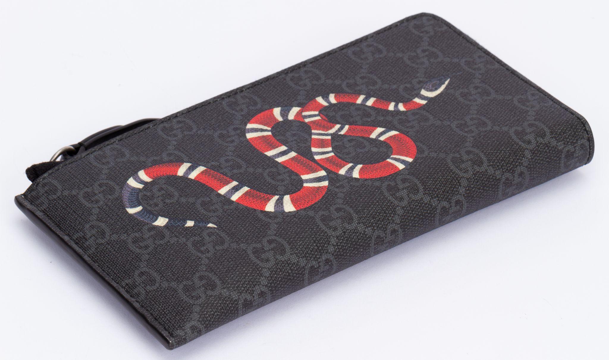 Long rectangular Gucci wallet with several card holders. The leather is imprinted with the traditional GG logos and on the front is a red snake. Limited edition collection. The piece is brand new and includes booklets, original box and dust cover.