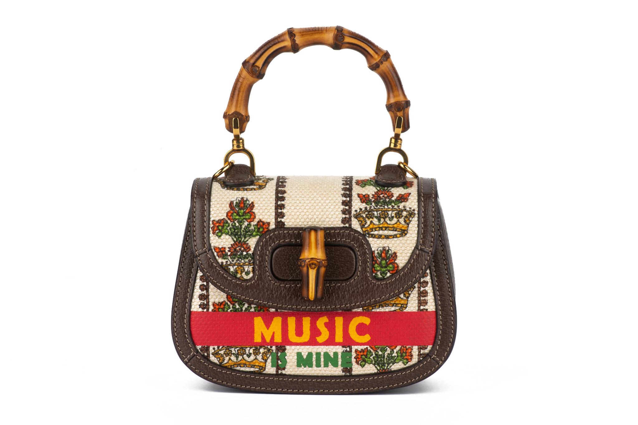 Gucci neue limitierte Auflage 100 Jahrestag Musik Mini-Bambus 1947 Tasche. Bedrucktes Segeltuch und schokoladenfarbene Lederdetails, ikonische Bambusdetails .
Griffhöhe 3