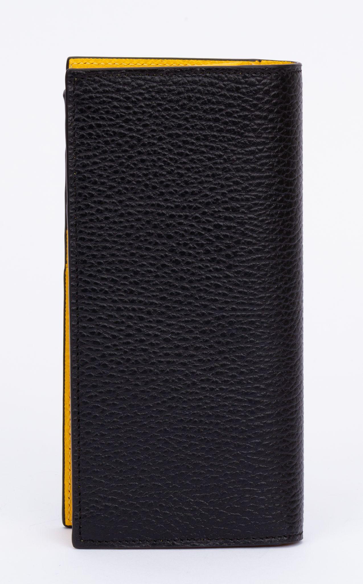 Gucci Leder Foldes Geldbörse aus Leder. Die Außenseite ist schwarz, während die Innenseite gelb ist. In der rechten vorderen Ecke befindet sich ein kleines GG-Logo. Im Inneren befinden sich mehrere Kartenfächer und eine Reißverschlusstasche. Das