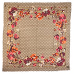 Scialle a fiori rossi di Gucci New Monogram