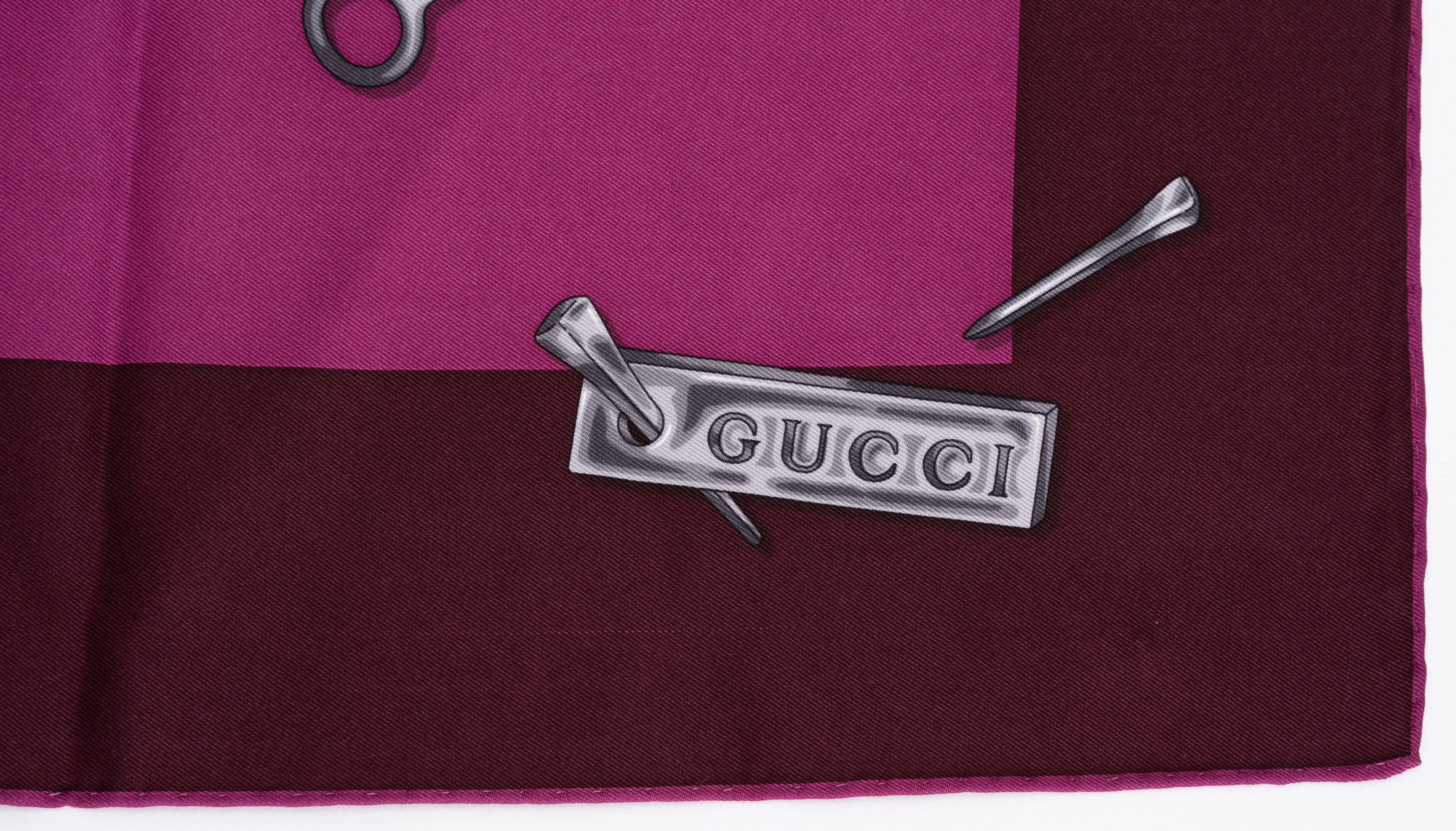 Gucci neuer lila zweifarbiger Seidenschal mit Pferdegebiss-Muster. Von Hand gerollte Kanten.
