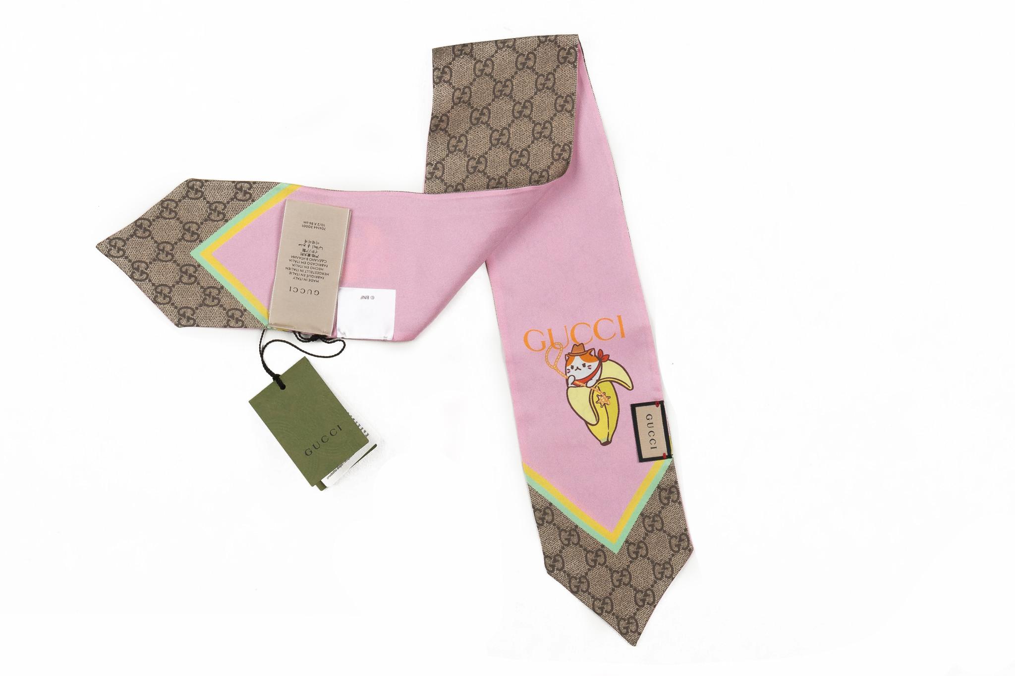 Bandeau en soie Gucci neuf à l'état neuf, imprimé arc-en-ciel et bananya en rose et imprimé guccissima original. 
Livré avec son étiquette, pas de boîte.
