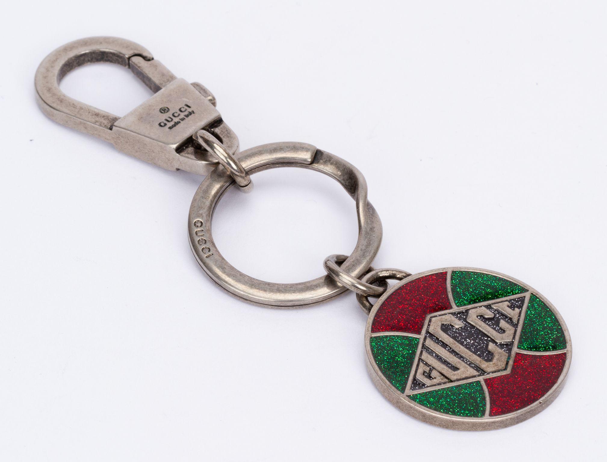 Gucci Neu Rot Grün Emaille Schlüsselanhänger (Grau) im Angebot