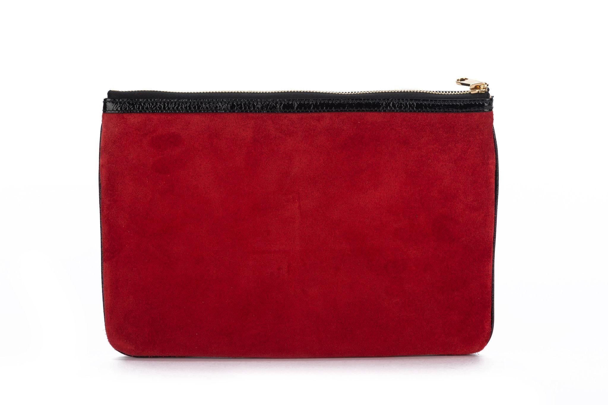 Gucci Neue Clutch aus rotem Wildleder/schwarzem Lackleder im Zustand „Neu“ im Angebot in West Hollywood, CA