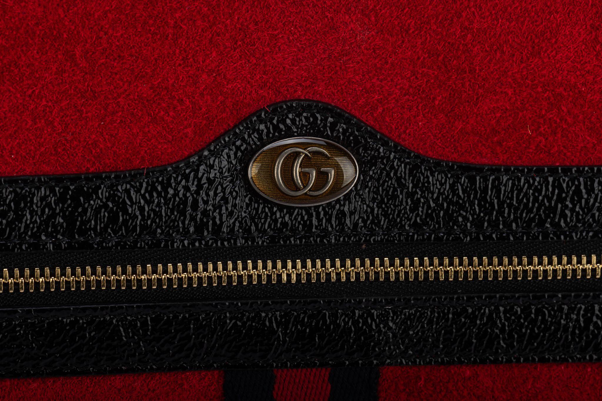 Gucci - Pochette en daim rouge/noir verni, état neuf en vente 1