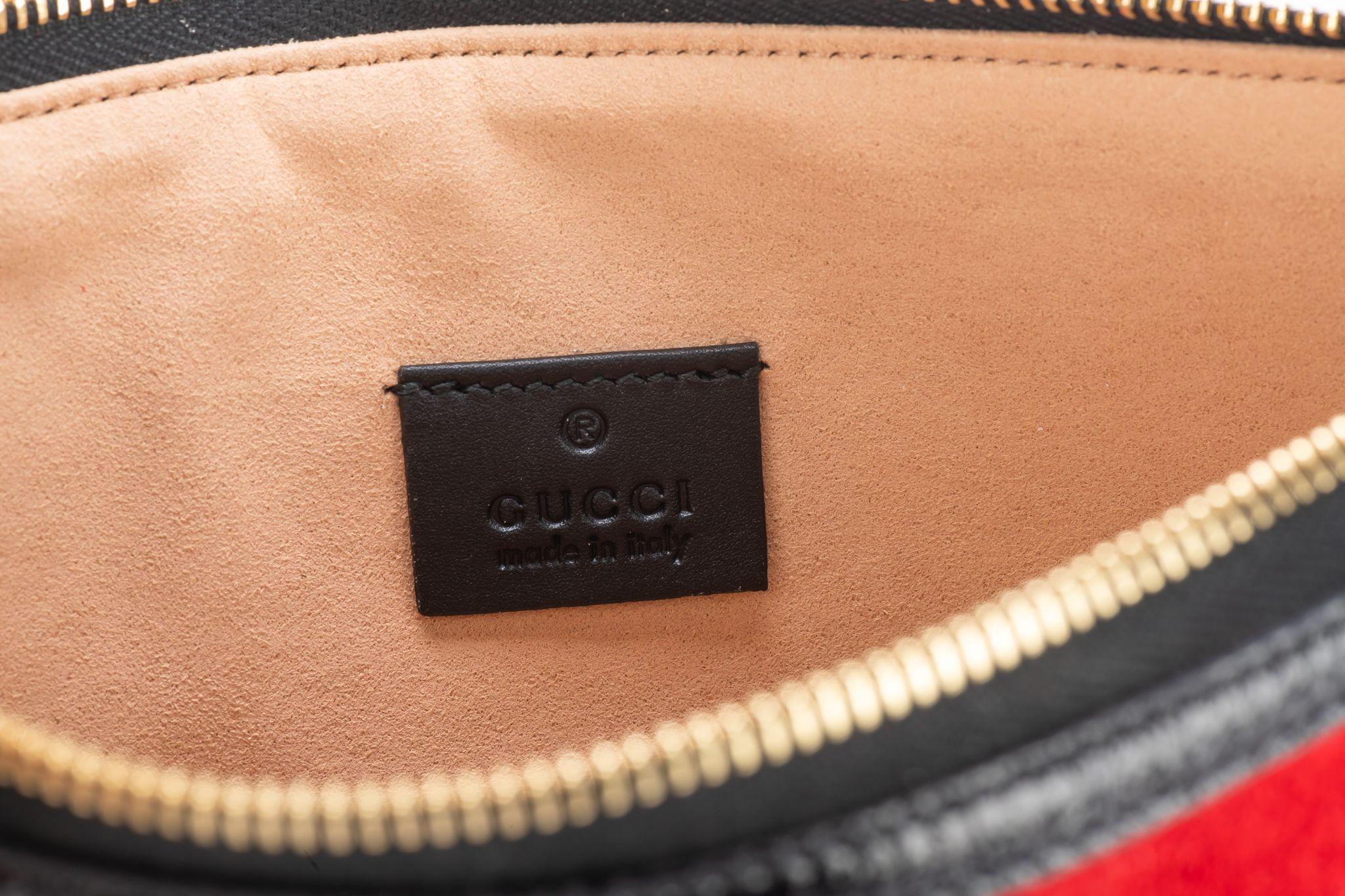 Gucci Neue Clutch aus rotem Wildleder/schwarzem Lackleder im Angebot 3