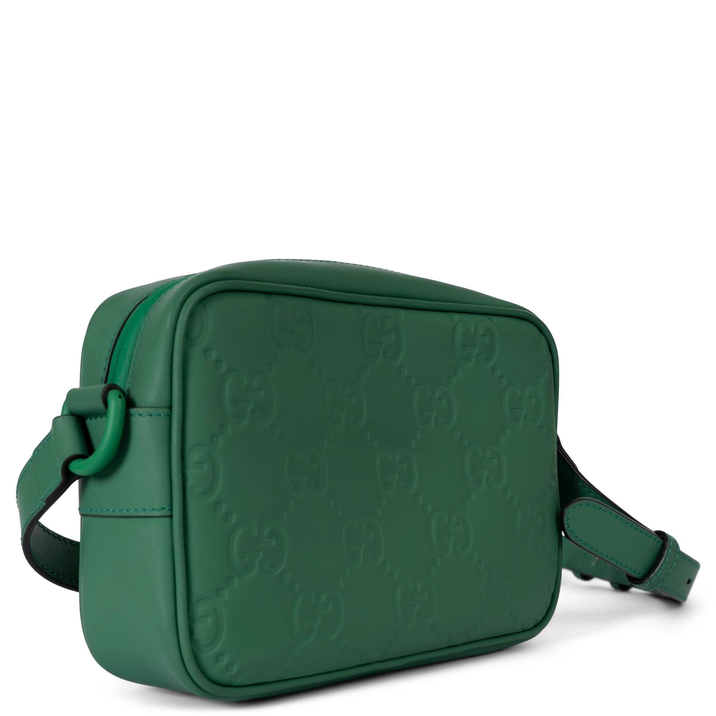 Este bolso cruzado Gucci Mini 100% auténtico está confeccionado en piel con efecto de goma GG verde trébol nuevo y ofrece un aspecto atrevido y contemporáneo. Presenta un bolsillo con cremallera en el exterior, una correa ajustable para el hombro y