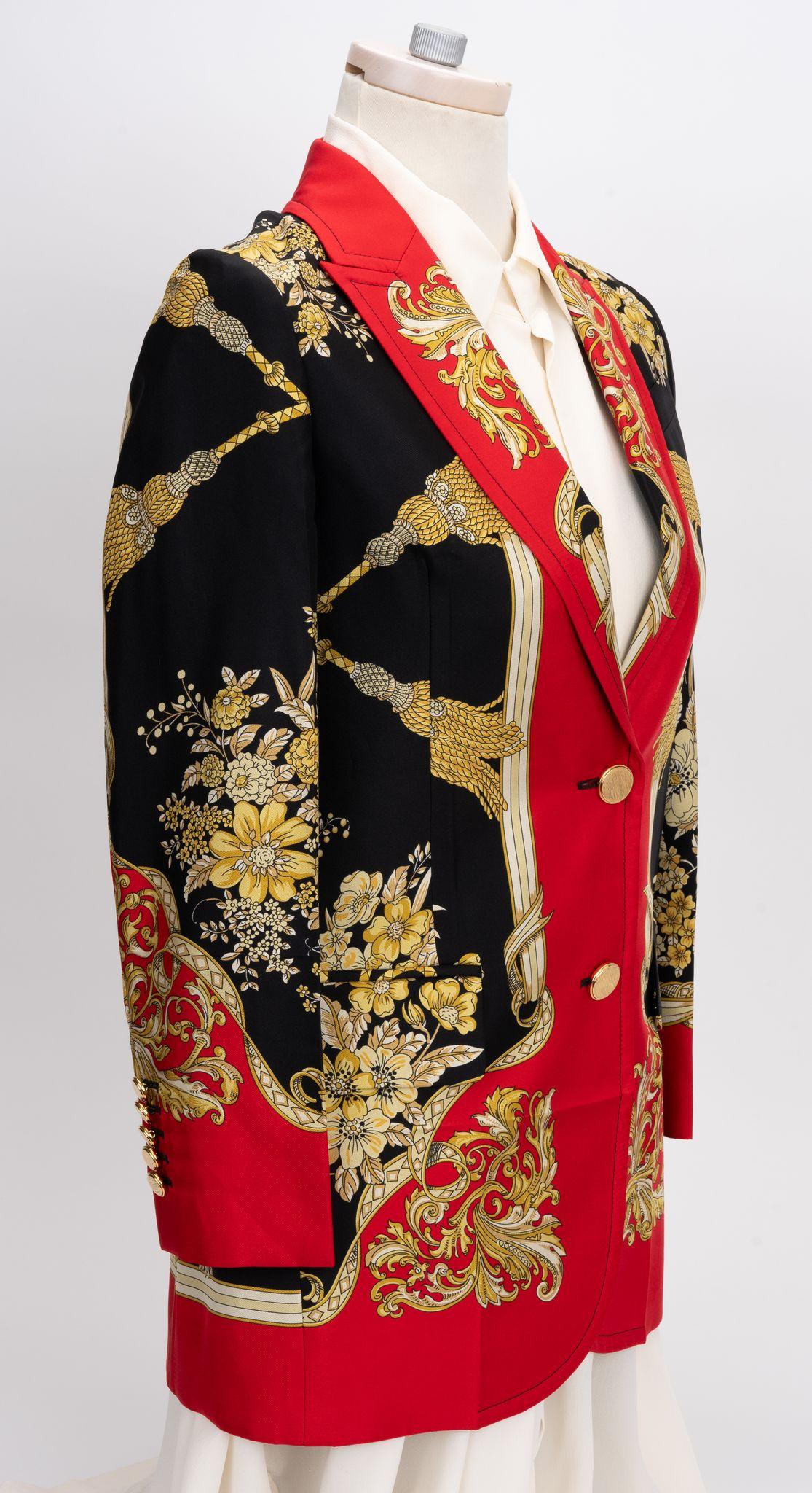 Gucci brand new Floral Tassel Foulard Baroque blazer with peak lapels. Fermé par des boutons, il comporte deux poches à rabat et une pochette sur le devant, ainsi qu'une fente d'aération au dos.
Taille italienne 36.
Mesures : épaule 15.5