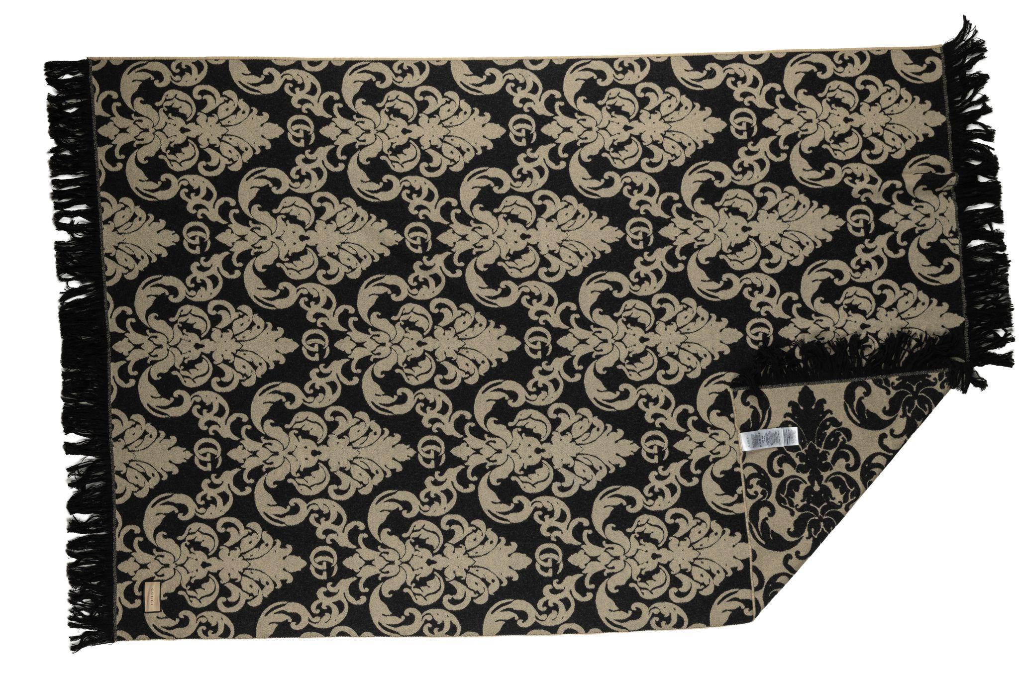 Diese Gucci Damasco Decke ist aus einer Wollmischung in dichter Webart gefertigt und mit Jacquard-Grafiken, GG-Motiven und Fransenborten versehen. Brandneu in unbenutztem Zustand mit Originaletikett.