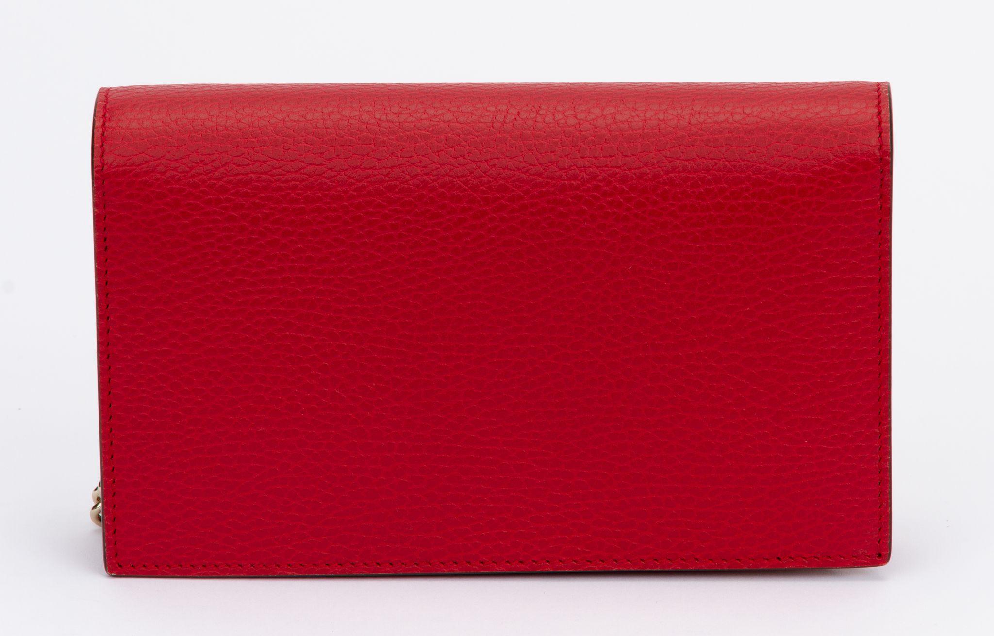 Gucci NIB Rote Cross-Body-Tasche aus Leder im Zustand „Neu“ im Angebot in West Hollywood, CA
