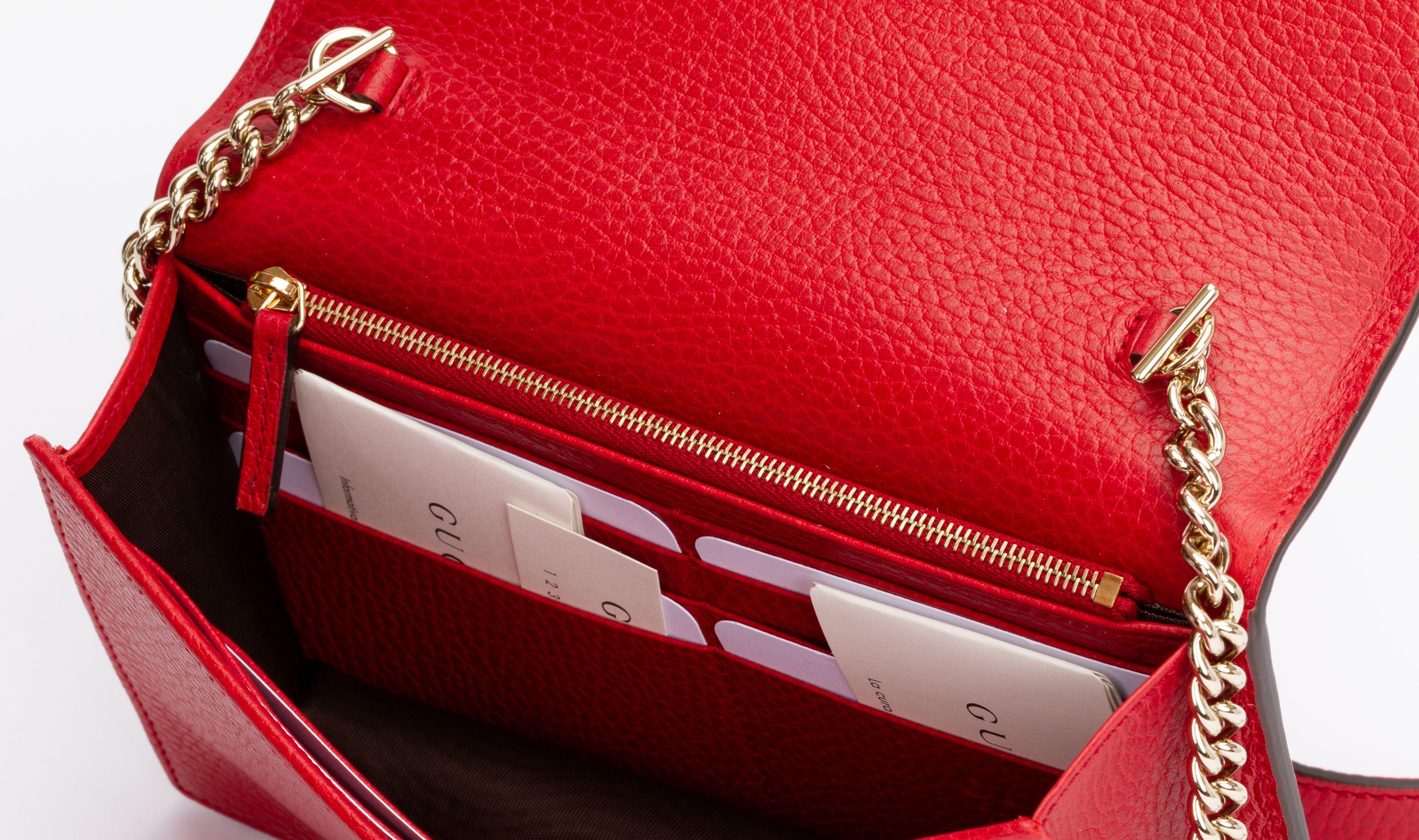 Gucci NIB Rote Cross-Body-Tasche aus Leder im Angebot 2