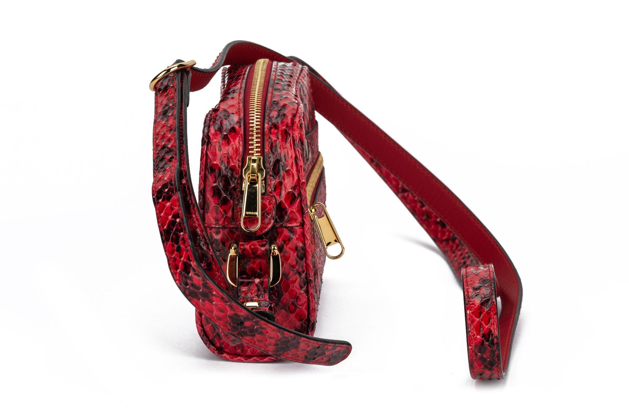 Gucci NIB Roter Wasserschlangen-Umhängetasche Damen im Angebot