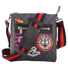 Petit messager de nuit Gucci en toile enduite avec appliques et fermeture éclair GG