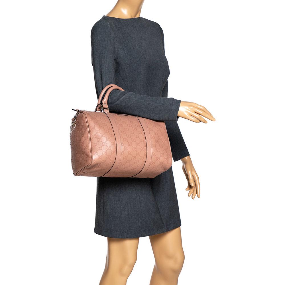 Diese trendige Joy Boston Tasche von Gucci ist ein Kauf:: den Sie nicht bereuen werden. Die aus dem für die Marke charakteristischen beigen Guccissima-Leder gefertigte Tasche verfügt über ein geräumiges:: stoffgefüttertes Inneres und zwei Henkel an