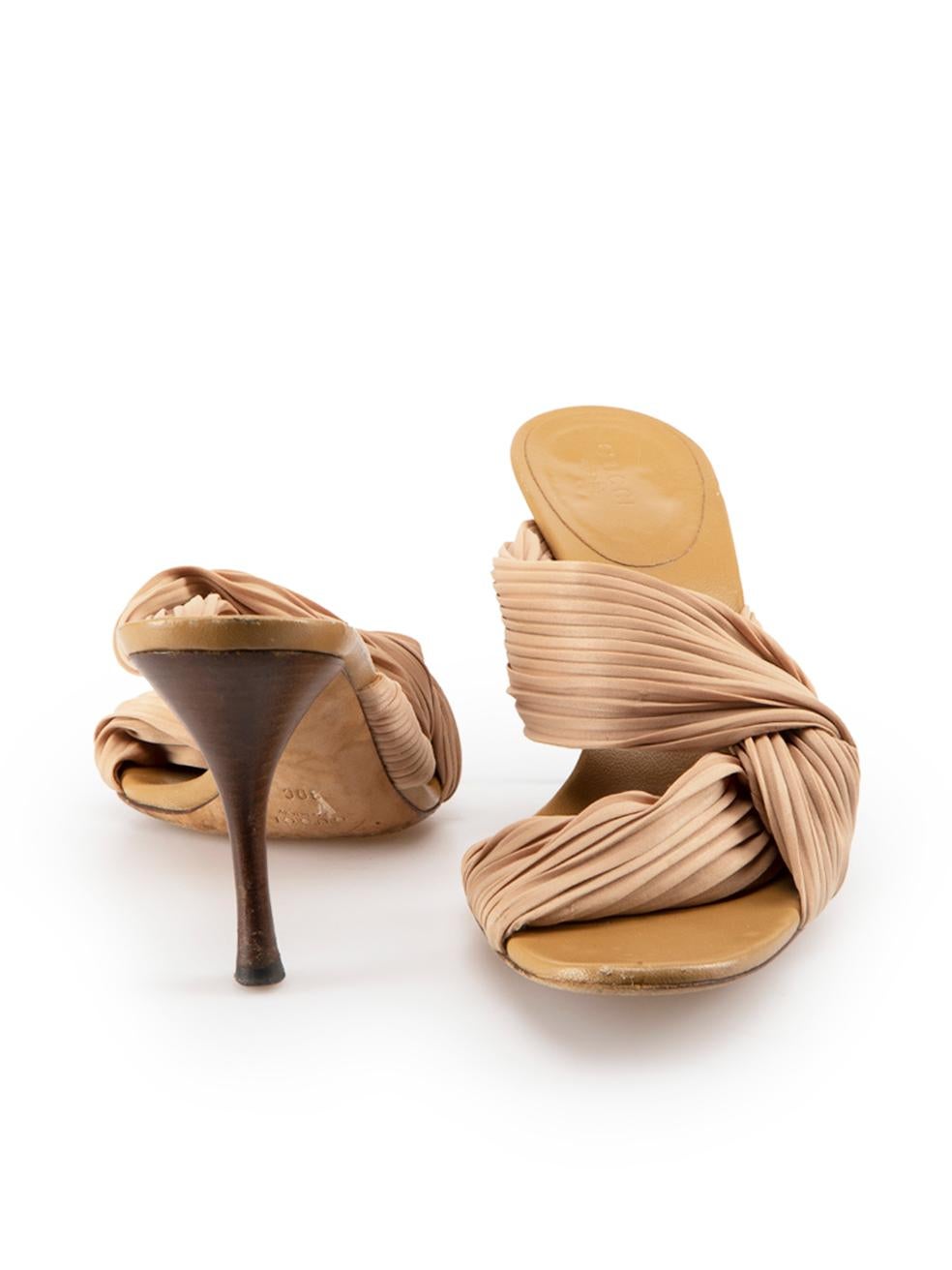Gucci Nude Silk Plisse Strap Sandals Size IT 39 In Good Condition For Sale In London, GB