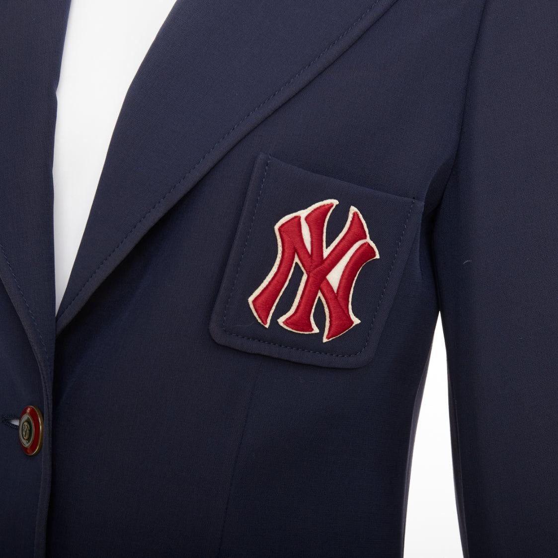 Gucci NY Yankees 2018 Alessandro Michele giacca blazer in lana e seta color navy IT42 M.
Riferimento: CNPG/A00141
Marchio: Gucci
Designer: A. Michel
Collectional: 2018 Ny Yankees
Materiale: Lana, seta
Colore: Marina, Borgogna
Modello: Tinta