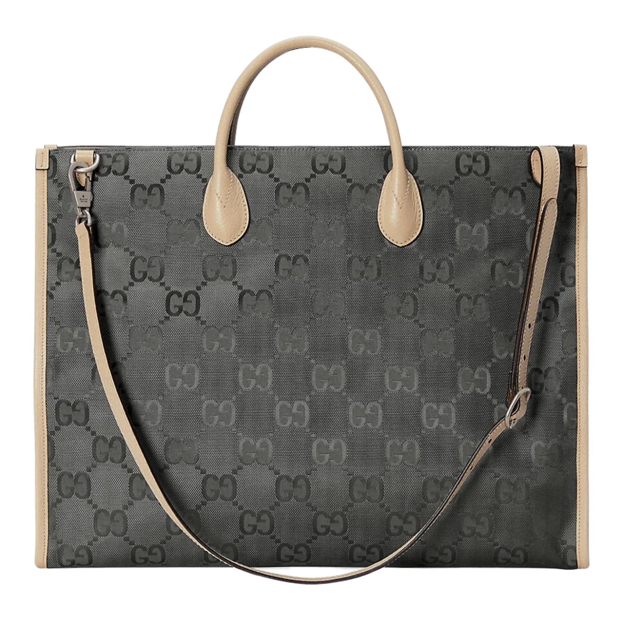 GUCCI NYLON GREY MONOGRAM OFF THE GRID TOTE BAG LARGE

This Gucci tote is part of the brand's Off The Grid line collection that uses organic and sustainably sourced materials. The collection is made of Econyl® nylon, a fabric sourced from