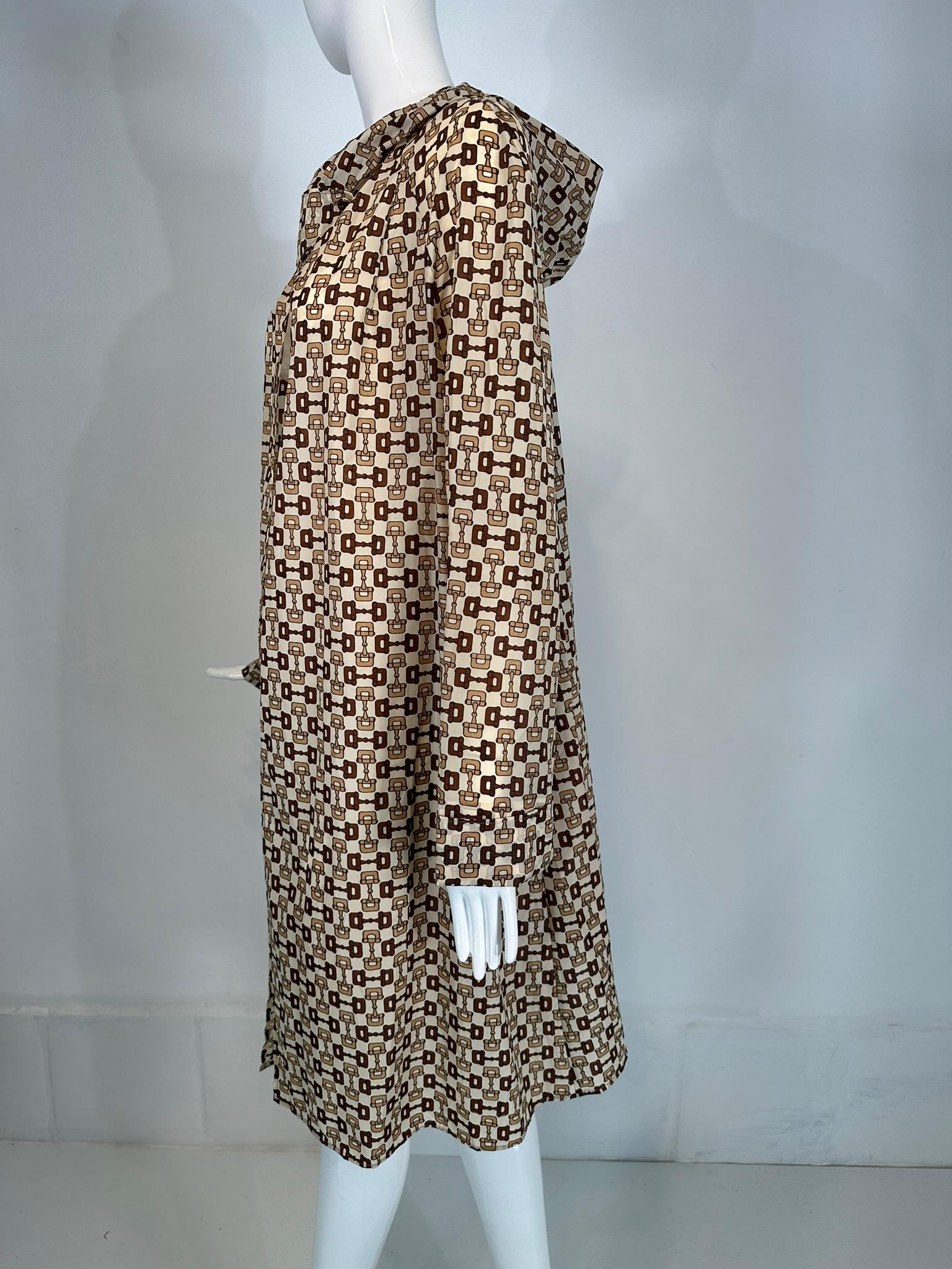 Gucci Nylon Travel Hooded  Rain Coat & Carry Pouch Vintage 1960s In Good Condition In West Palm Beach, FL