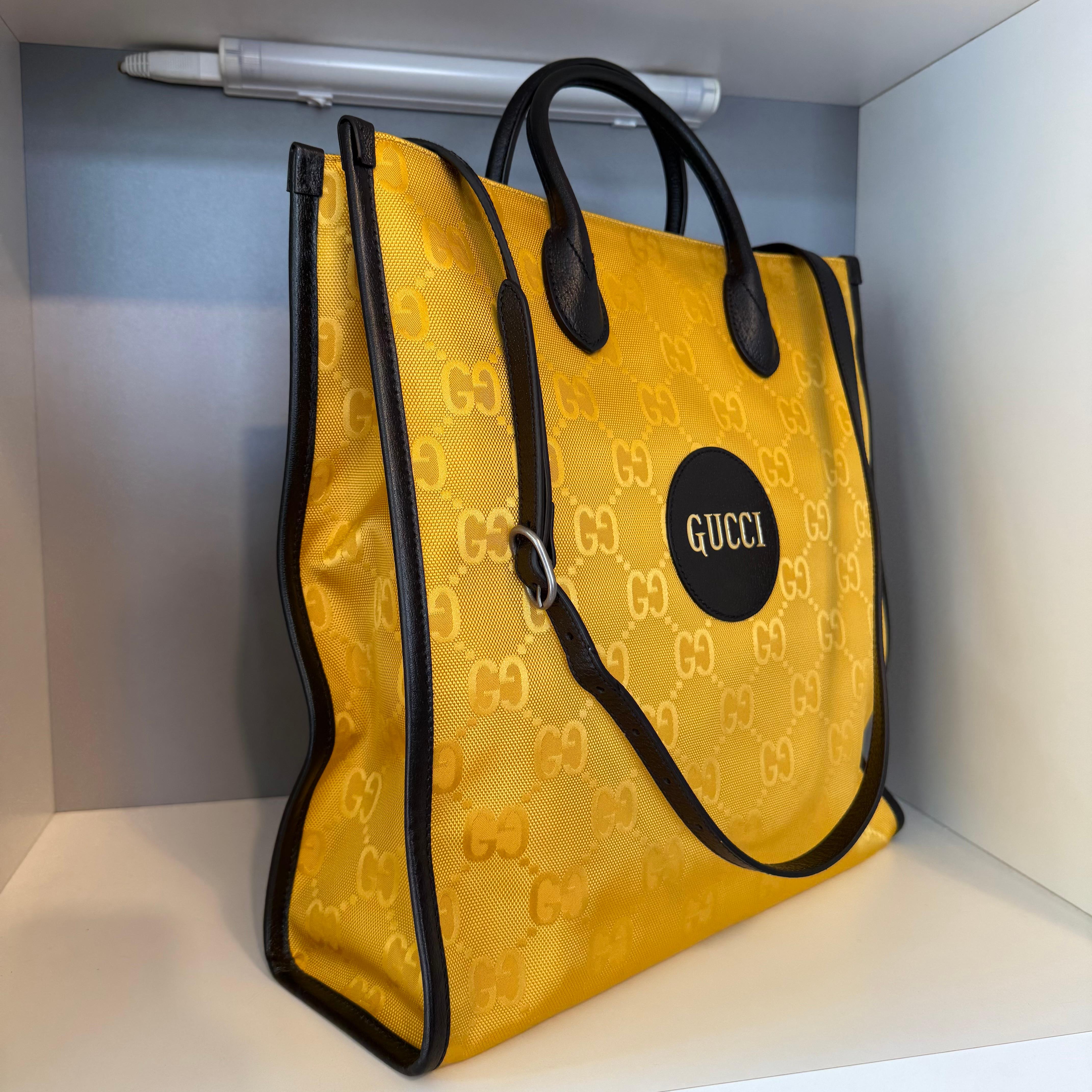 Beautiful, practical and as new Gucci bag
Shopping  tote Off the Grid
GG Logo
Nylon
Brown leather
Double handle
Double internal zip pockets
Cm 36 x 36 x 12 (handles excluded) - 14,1 x 14,1 x 4,72 inches
Original price € 2062
Free Express shipping