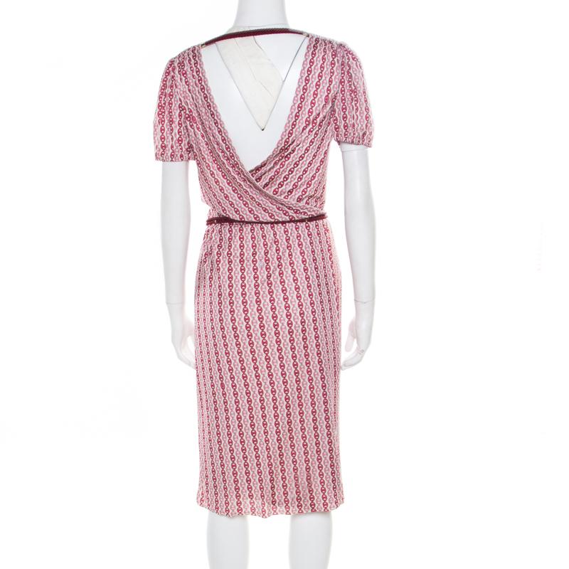 Gucci Off White and Burgundy Chain Printed Plunge Neck Belted Wrap Dress S In Good Condition In Dubai, Al Qouz 2