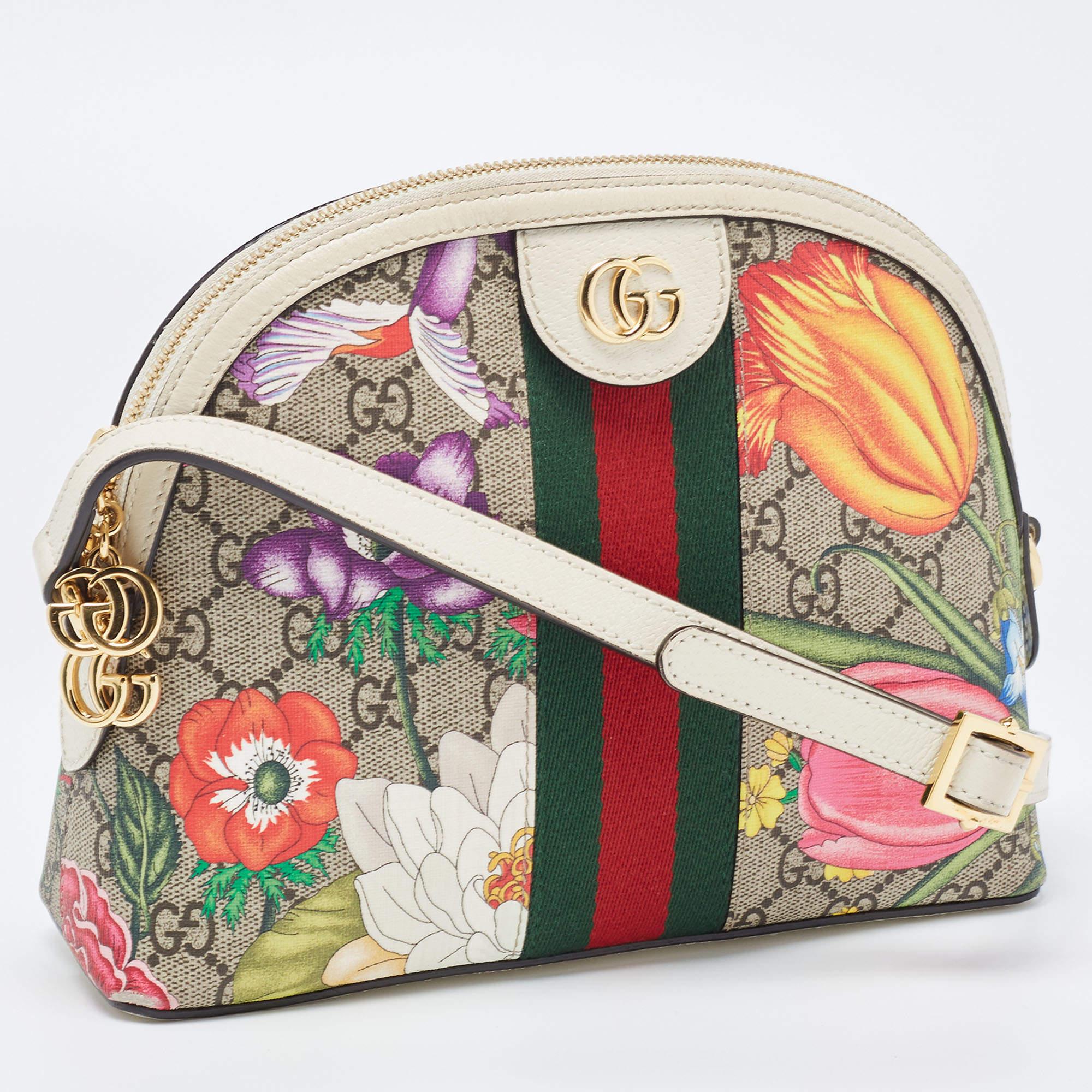 Carry everything you need in style thanks to this Gucci bag. Crafted from the best materials, this is an accessory that promises enduring style and usage.

