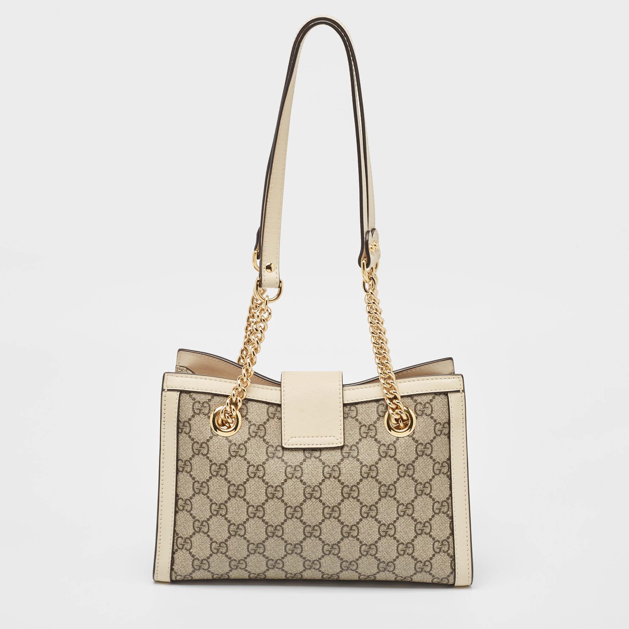 This Gucci shoulder bag for women is an example of the brand's fine designs that are skillfully crafted to project a classic charm. It is a functional creation with an elevating appeal.

