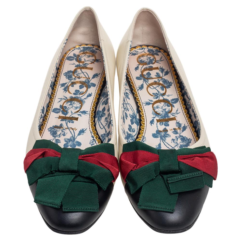 Gucci has always been known to present uniquely designed creations just like this pair of ballet flats. Add a splash of elegant charm to your ensemble with this off-white & black pair. They are rendered in leather and feature round cap toes with