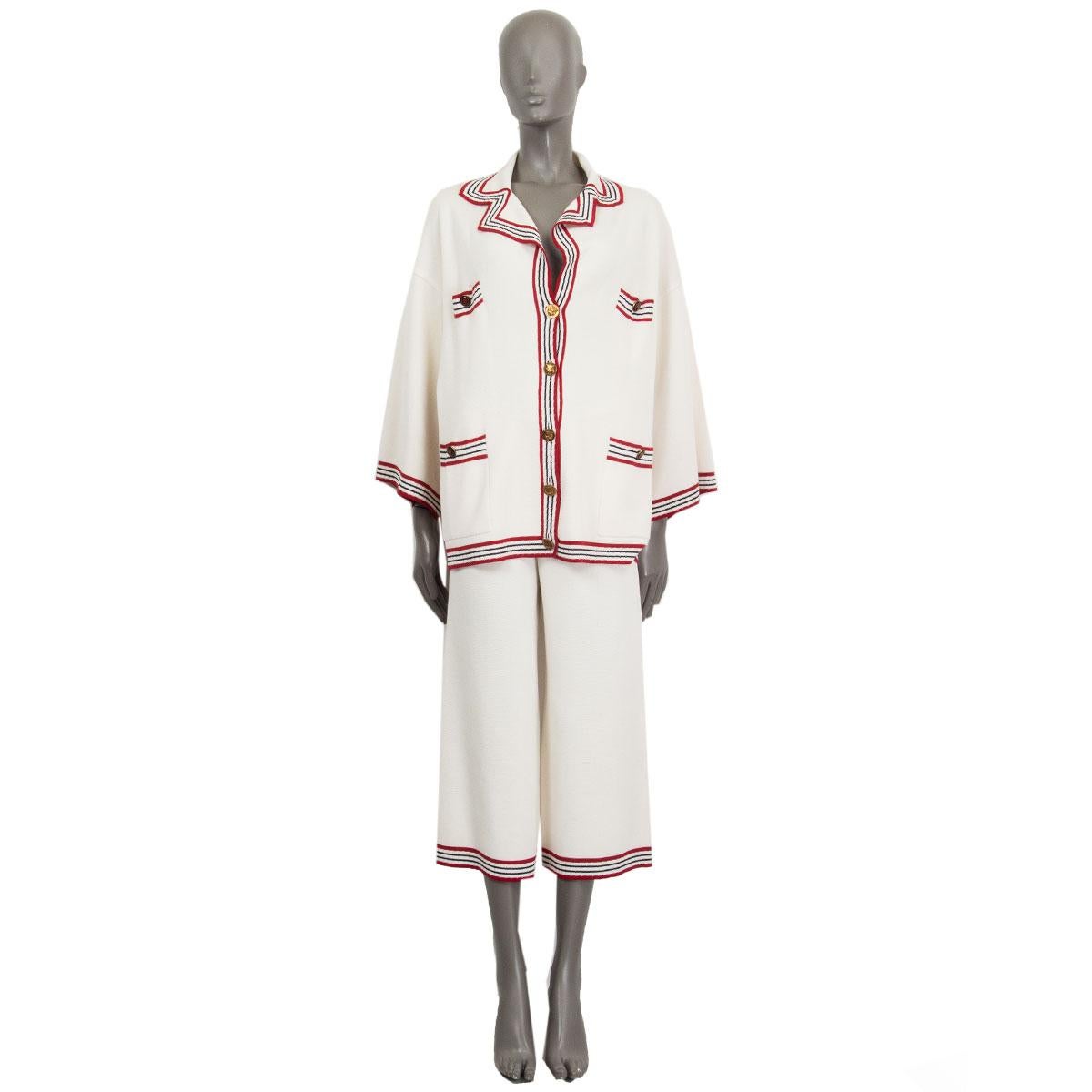 Cárdigan oversize 100% auténtico Gucci preotoño 2018 de seda (59%) y algodón (41%) de color crema, rojo y azul noche. Con dobladillo a rayas, hombro caído, dos bolsillos para billetes, dos bolsillos de parche y botones redondos dorados, azul noche y