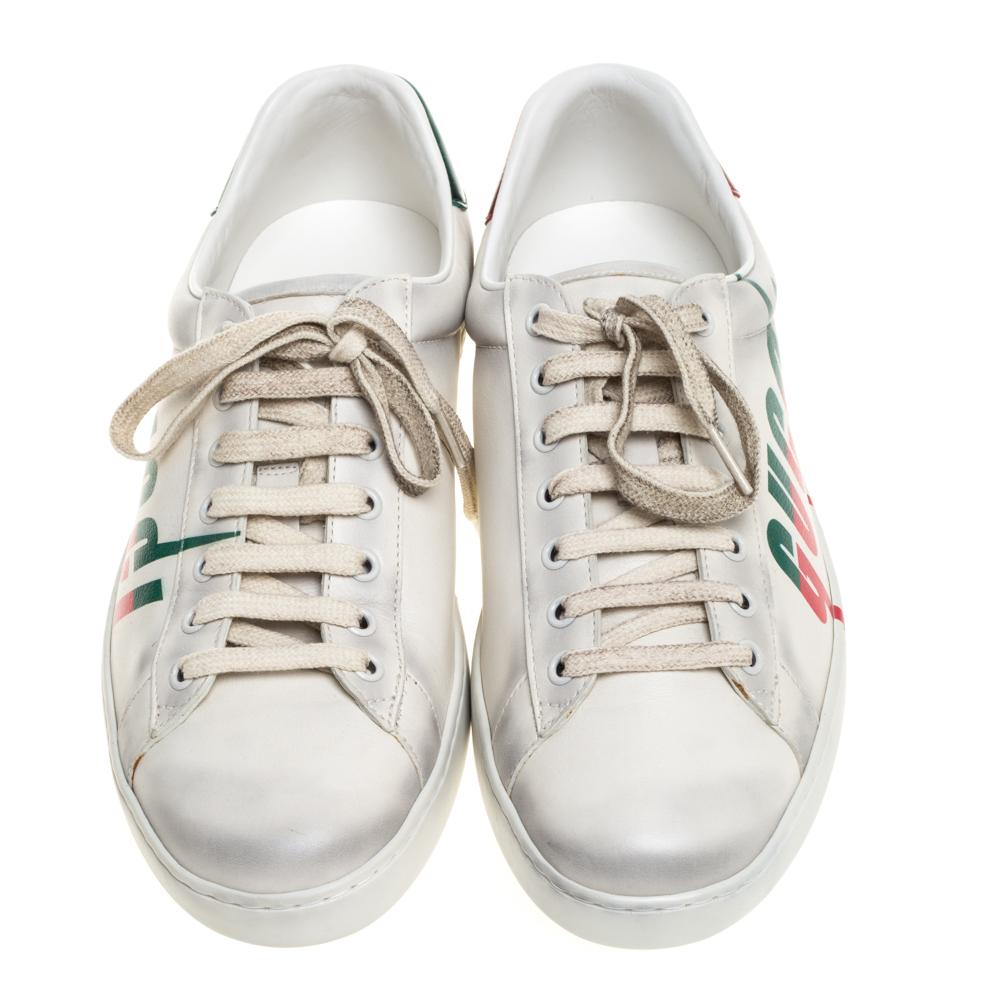 These Ace sneakers are printed with the latest Blade logo on the side panels, which Gucci fans will easily recognize. They have subtly distressed off white leather uppers and mismatched metallic green and red heel tabs. Show them off with cropped