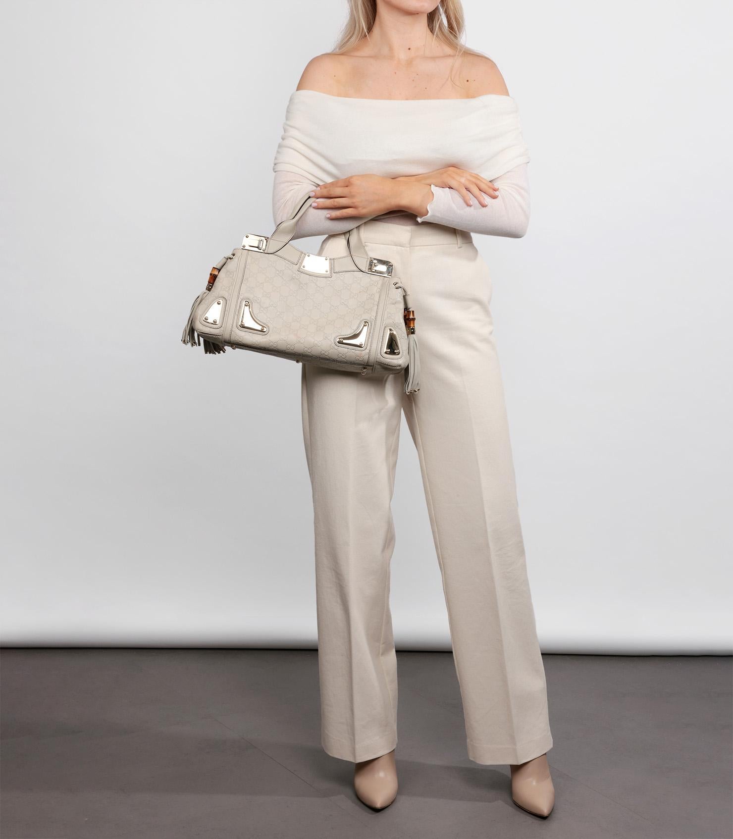 Gucci Off White GG Embossed Guccissima Leather Medium Tassle Race Tote With Wallet

Brand- Gucci
Model- Medium Race Tote
Product Type- Tote
Serial Number- 18***********
Accompanied By- Gucci Dust Bag, Wallet
Colour- Off White
Hardware- Champagne