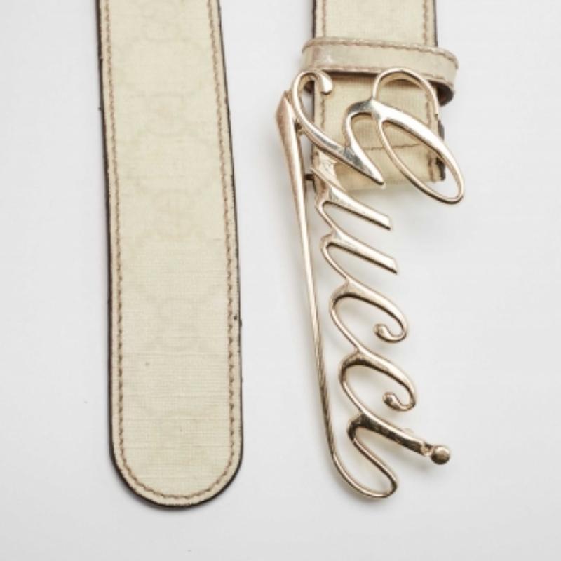 Un classico da aggiungere alla tua collezione di cinture è questo pezzo di design. Tagliata a una lunghezza comoda, la cintura ha una finitura liscia e una struttura robusta. Completerà sempre il tuo stile.