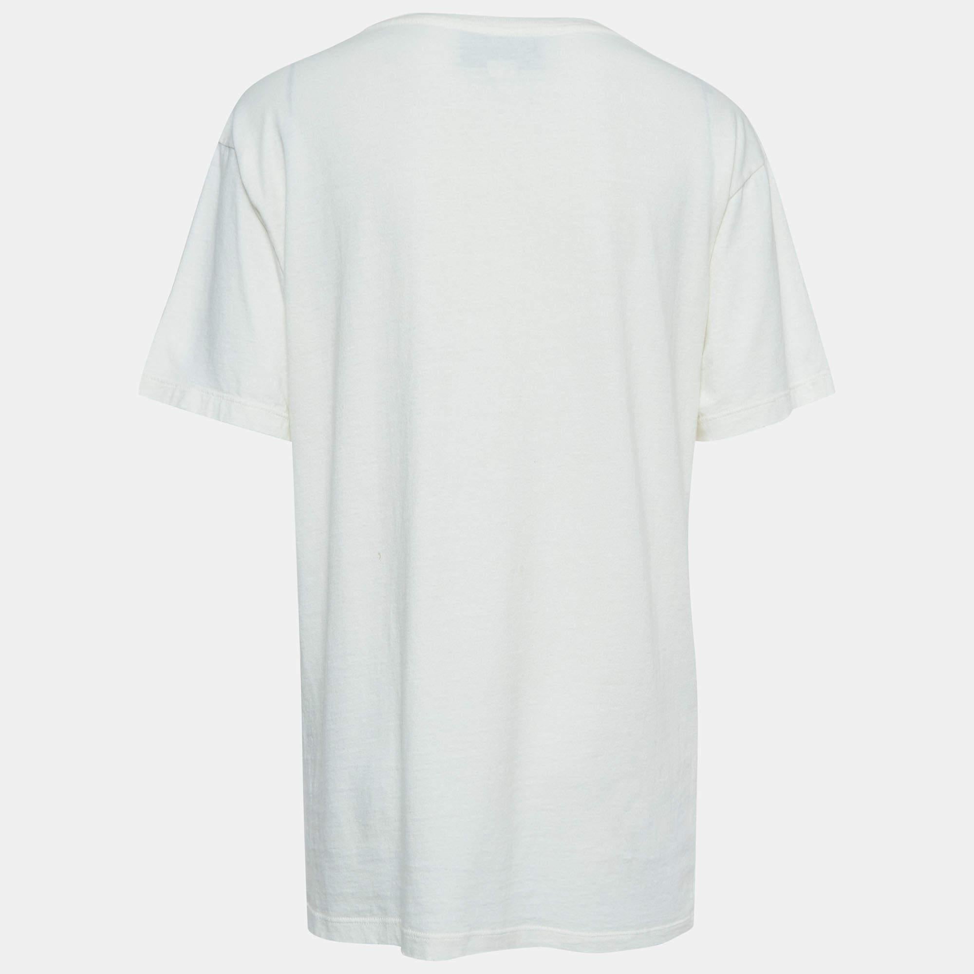A perfect combination of comfort, luxury, and style, this designer t-shirt is a must-have piece! Made from quality materials, the creation can be styled with denim pants and sneakers for a cool look.