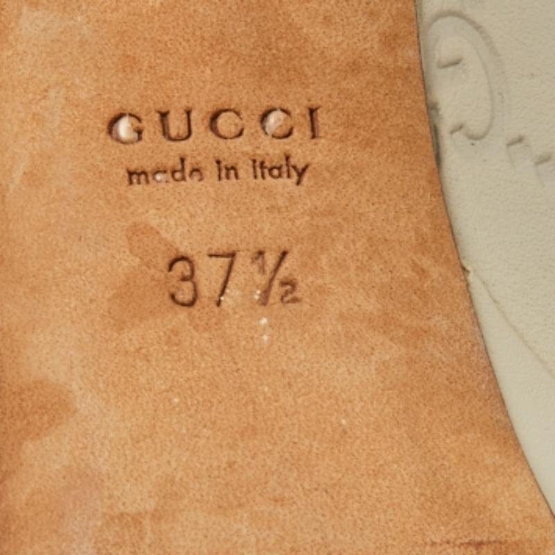 Empilés avec des éléments et une esthétique emblématiques de la maison, ces escarpins de la maison Gucci apportent un charme et une beauté inépuisables à votre style. Elles sont confectionnées en cuir Guccissima et présentent des peep-toes, des