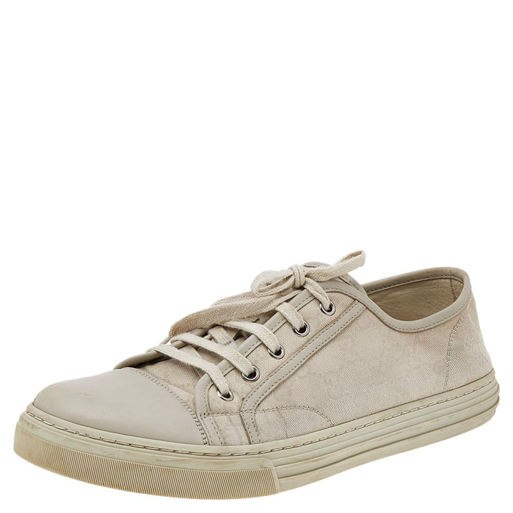 Presented by the House of Gucci, these sneakers are crafted to provide your feet with unmatched luxury and style. They are made using off-white leather and GG canvas on the exterior, with silver-toned hardware completing their fittings. They are