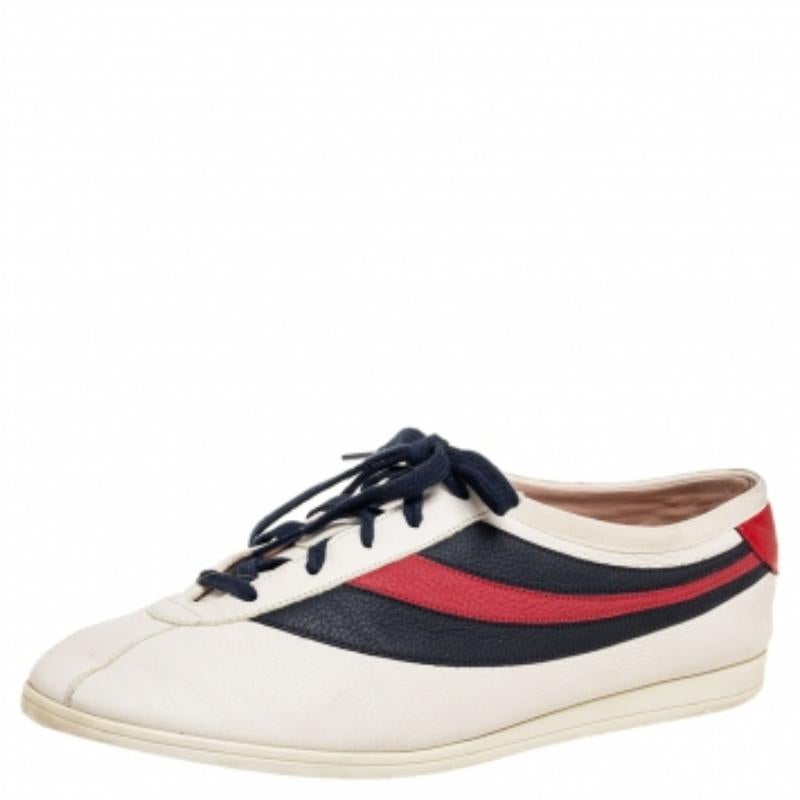 Diese Low-Top-Sneaker von Gucci sind ein absolutes Must-Have und der perfekte Alltagsschuh. Das cremefarbene Paar aus Leder ist mit Schnürsenkeln, bequemen Innensohlen und robusten Gummisohlen ausgestattet. Kombinieren Sie sie mit jeder