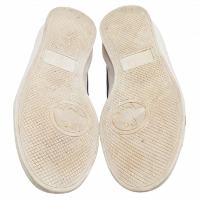 Gucci Off White Leder Flacer Web Low Top Sneakers Größe 44 im Zustand „Gut“ im Angebot in Dubai, Al Qouz 2